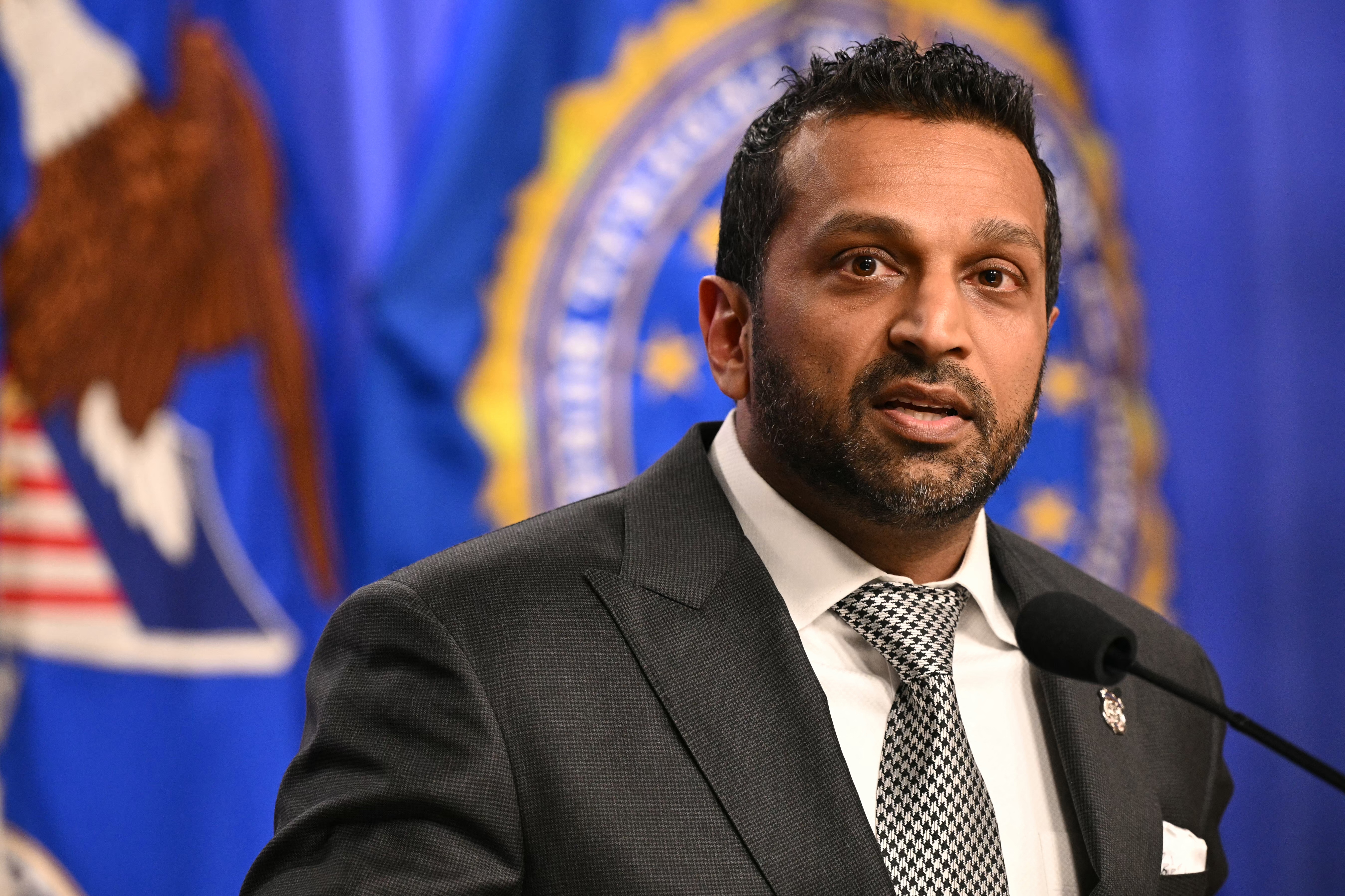 ‘Nunca estive bêbado no trabalho’, diz diretor do FBI após processar revista por difamação