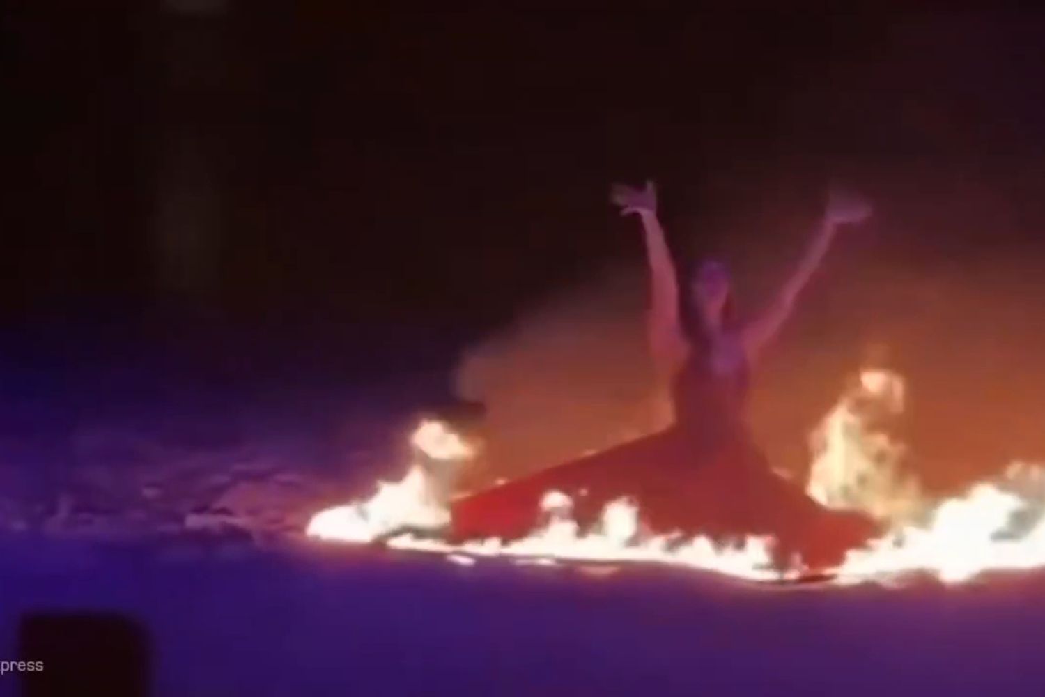 Dançarina pega fogo na China e tem que pular em rio para se salvar