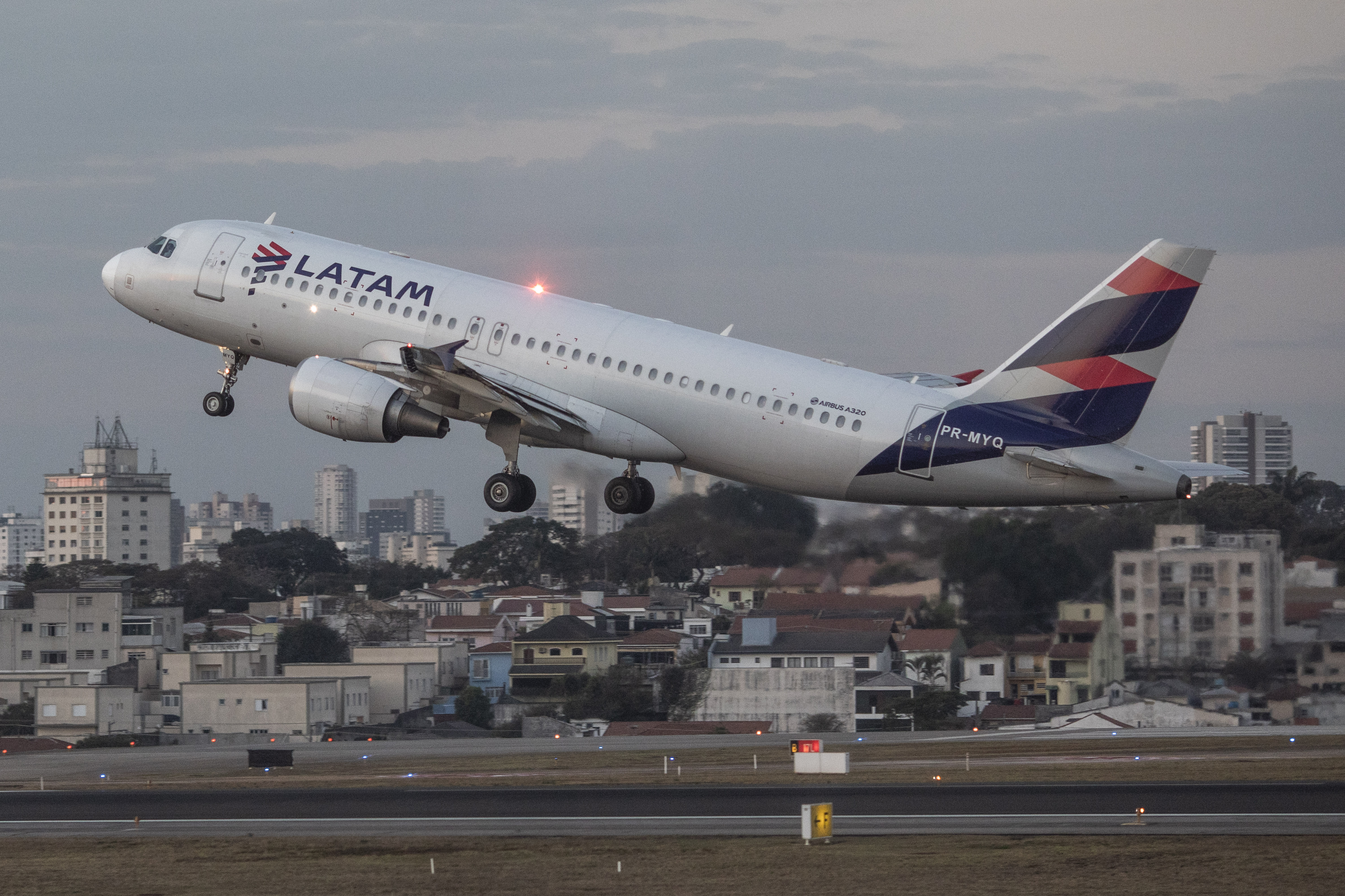 Latam e Gol são investigadas pelo Cade por possível alinhamento de preços