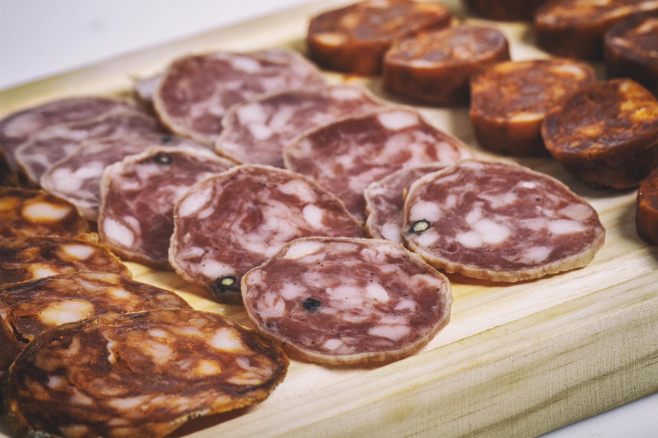 Bacon, presunto, salame e afins: quais componentes dos embutidos podem contribuir para o câncer?