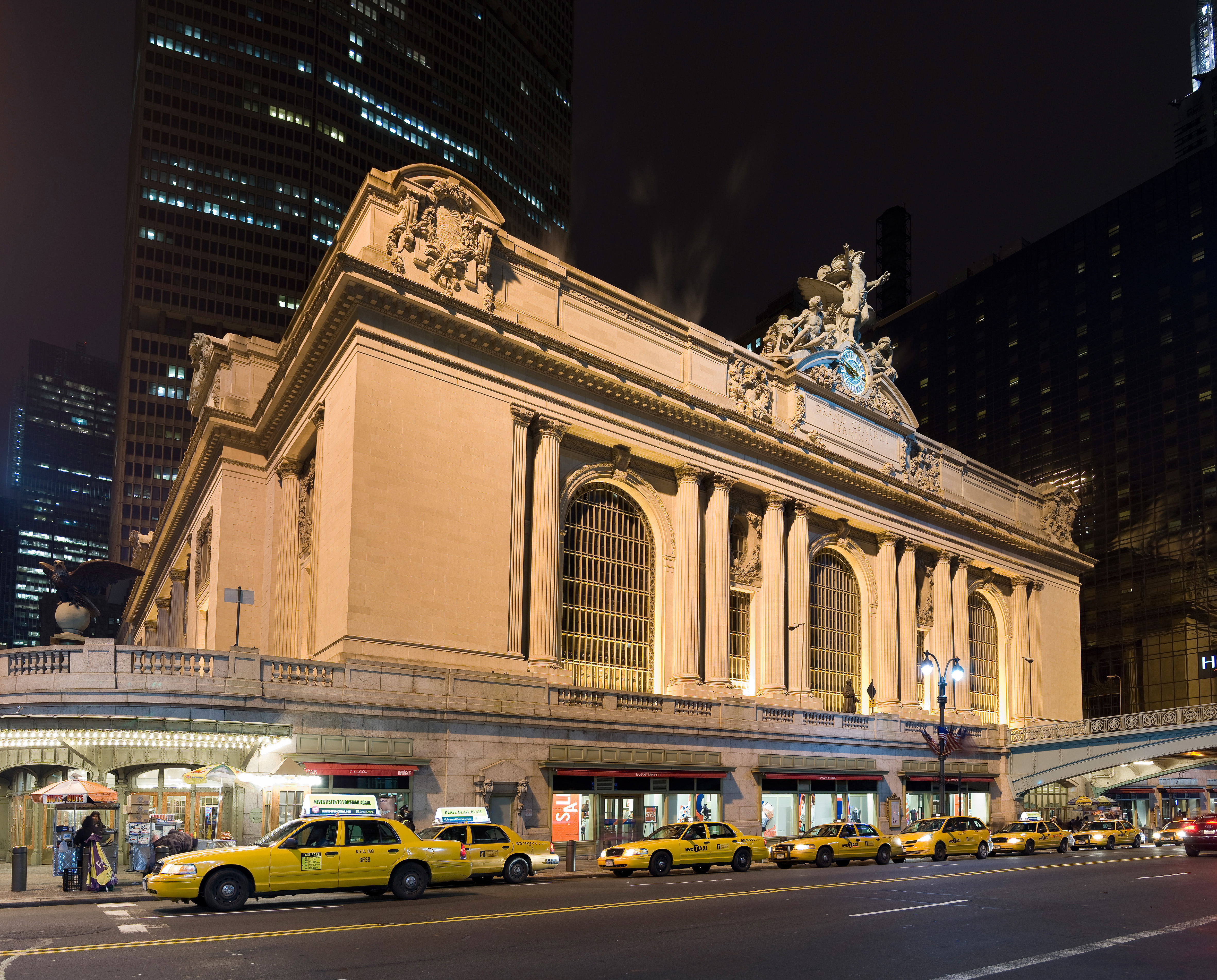 Suspeito de esfaquear três pessoas é baleado por ação policial em estação central de NY
