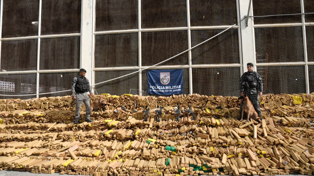 Polícia queima 48 quilos de maconha apreendidos na Maré