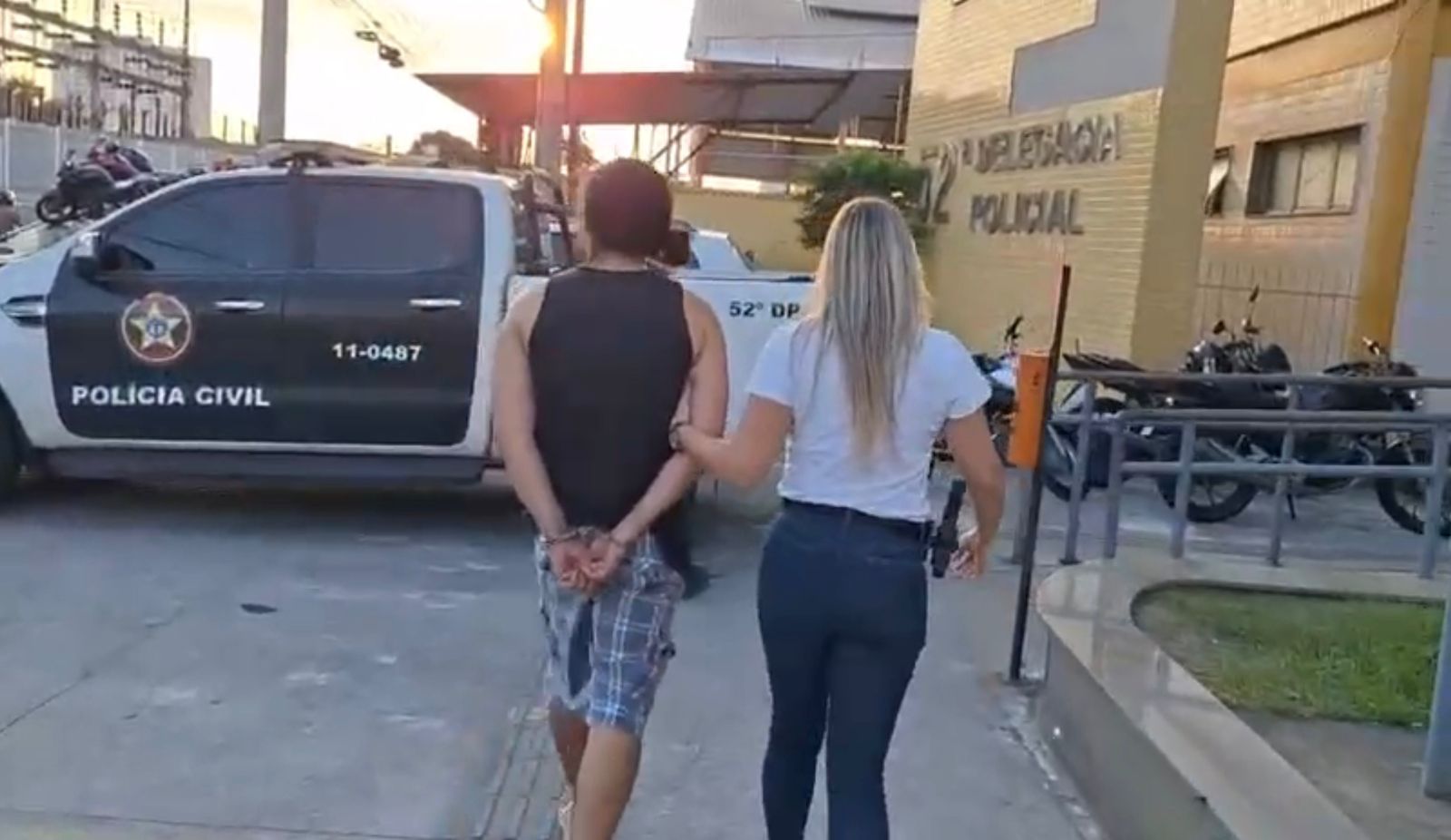 A rotina de horror imposta pelo companheiro de mulher agredida na frente do filho no Rio