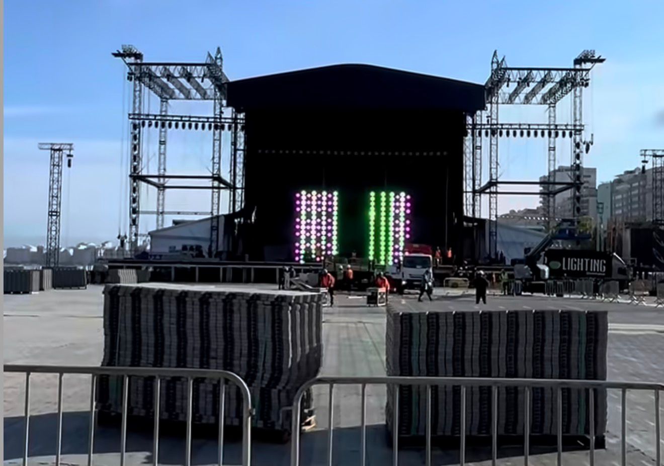 Empresa responsável pela montagem do show da Shakira é multada após acidente que matou serralheiro