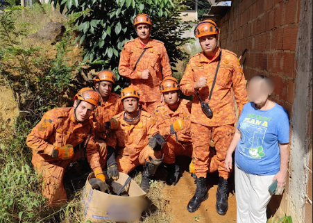 Vídeo: Cadela cega e sete filhotes são resgatados após dias em barranco em Petrópolis