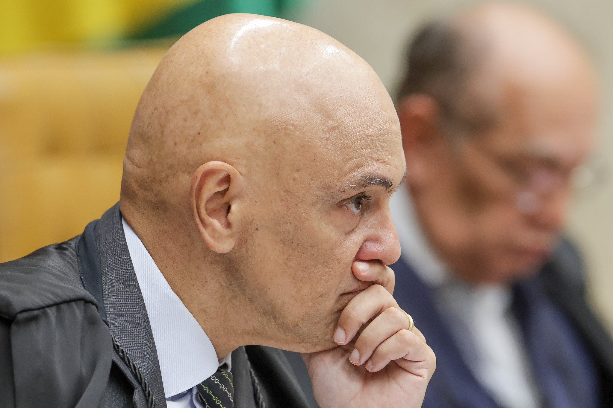 Moraes dá prazo de 48 horas para Bolsonaro entregar armas