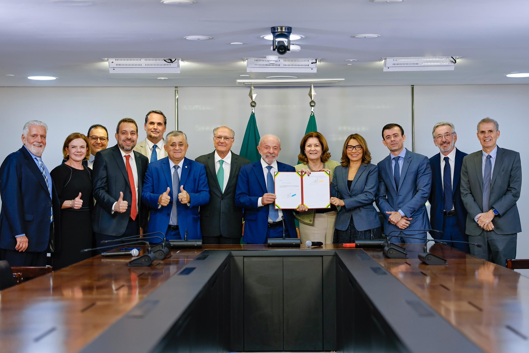 Pesquisa BTG/Nexus: 7 em cada 10 eleitores aprovam fim da taxa das blusinhas