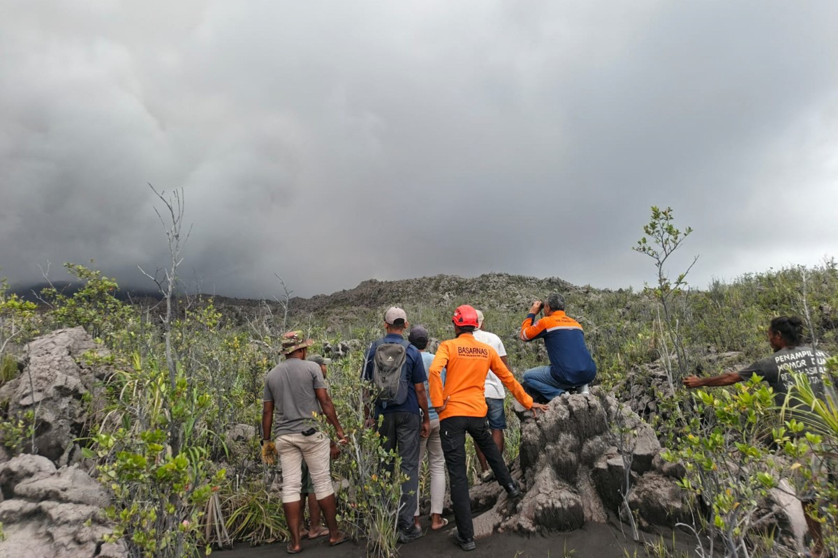 Vídeo: erupção de vulcão na Indonésia mata três montanhistas em área proibida