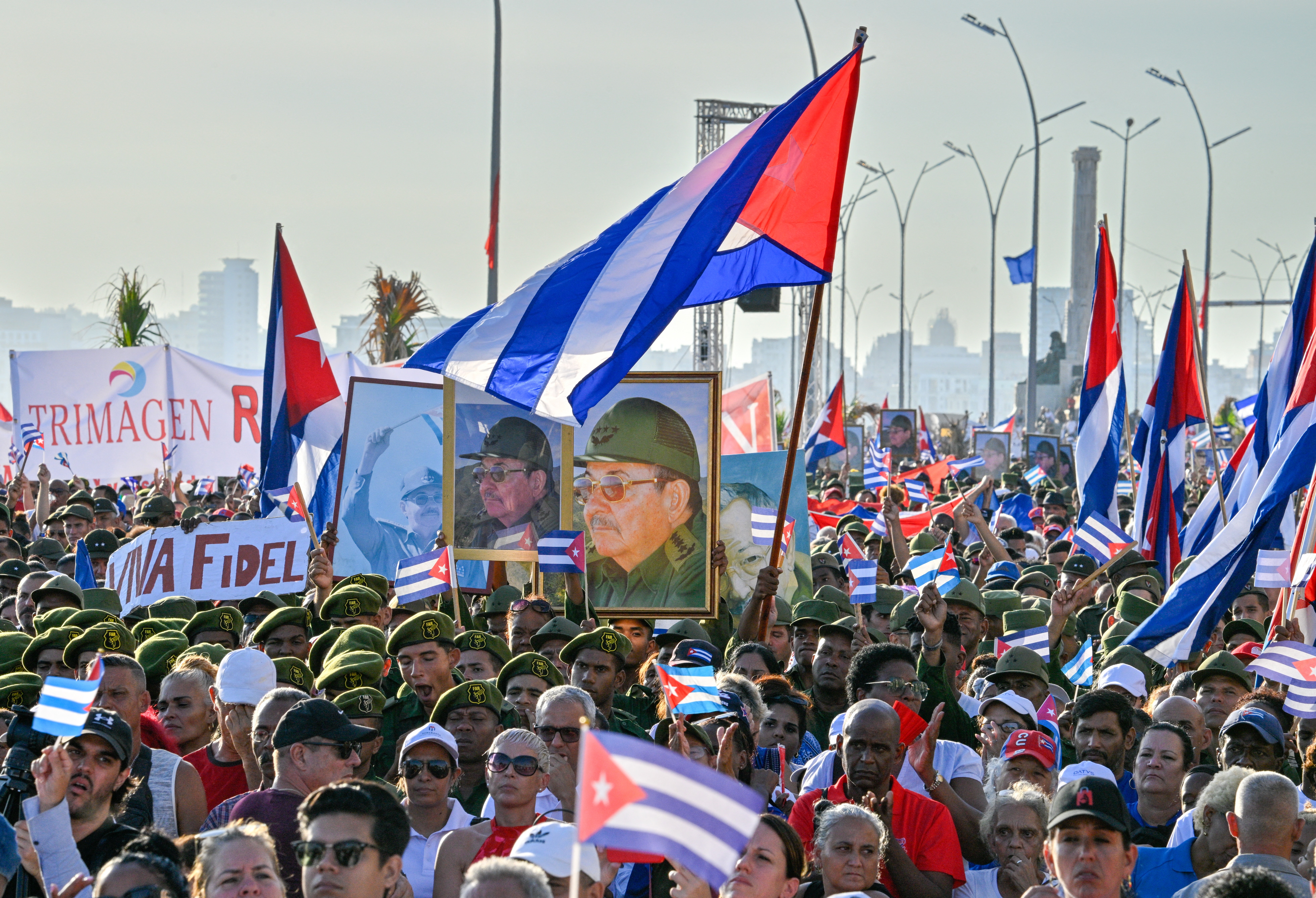 Milhares de cubanos vão à embaixada dos EUA para protestar contra indiciamento de Raúl Castro