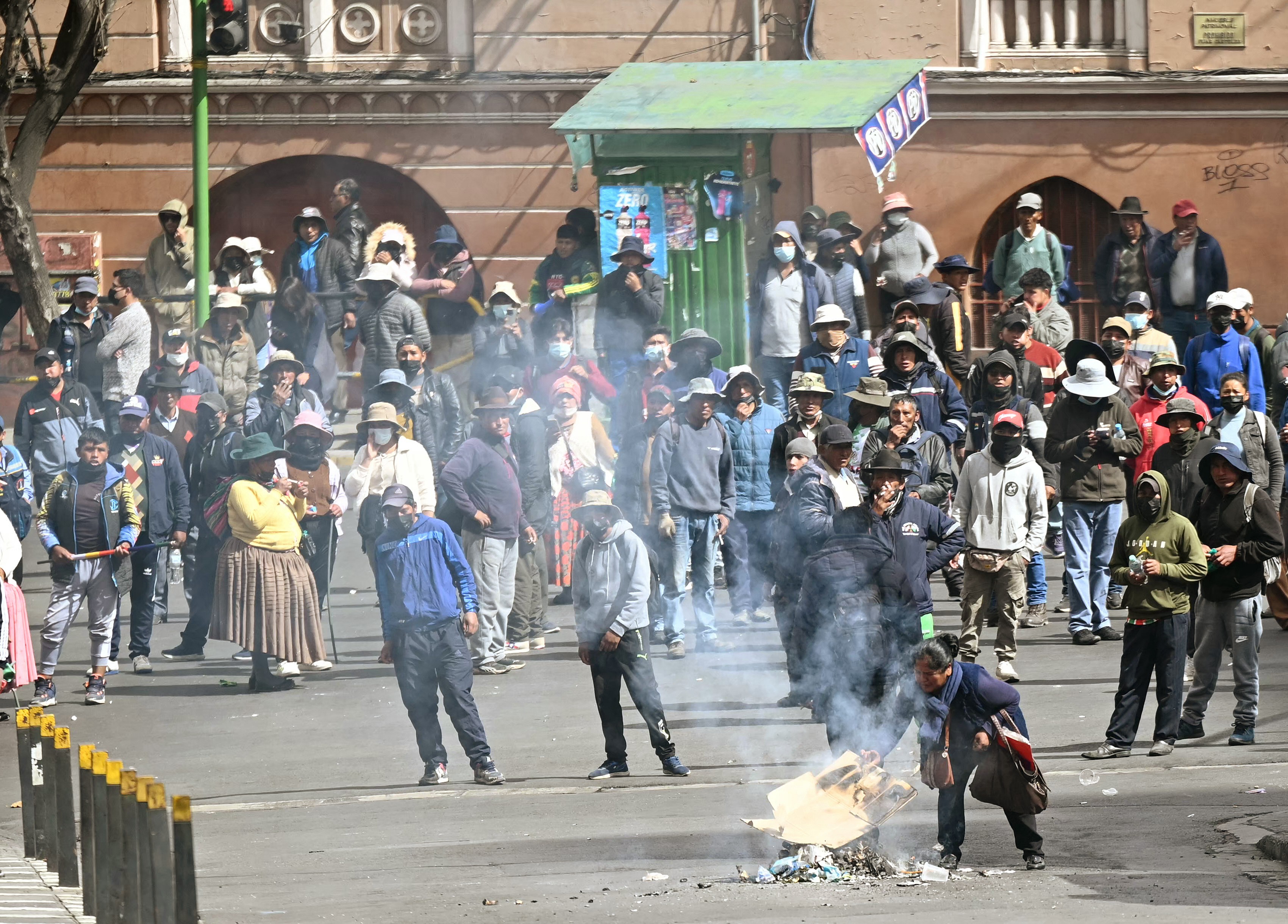Protestos contra governo Rodrigo Paz terminam em confronto com polícia na Bolívia