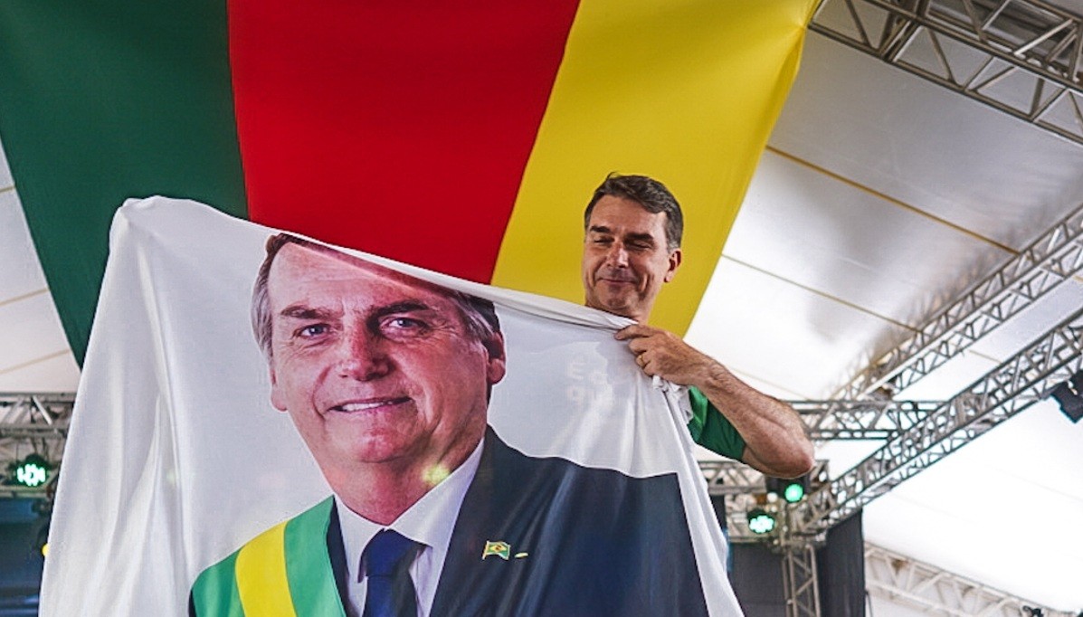 Envolvimento de Flávio com banqueiro do Master alimenta divisão entre os evangélicos