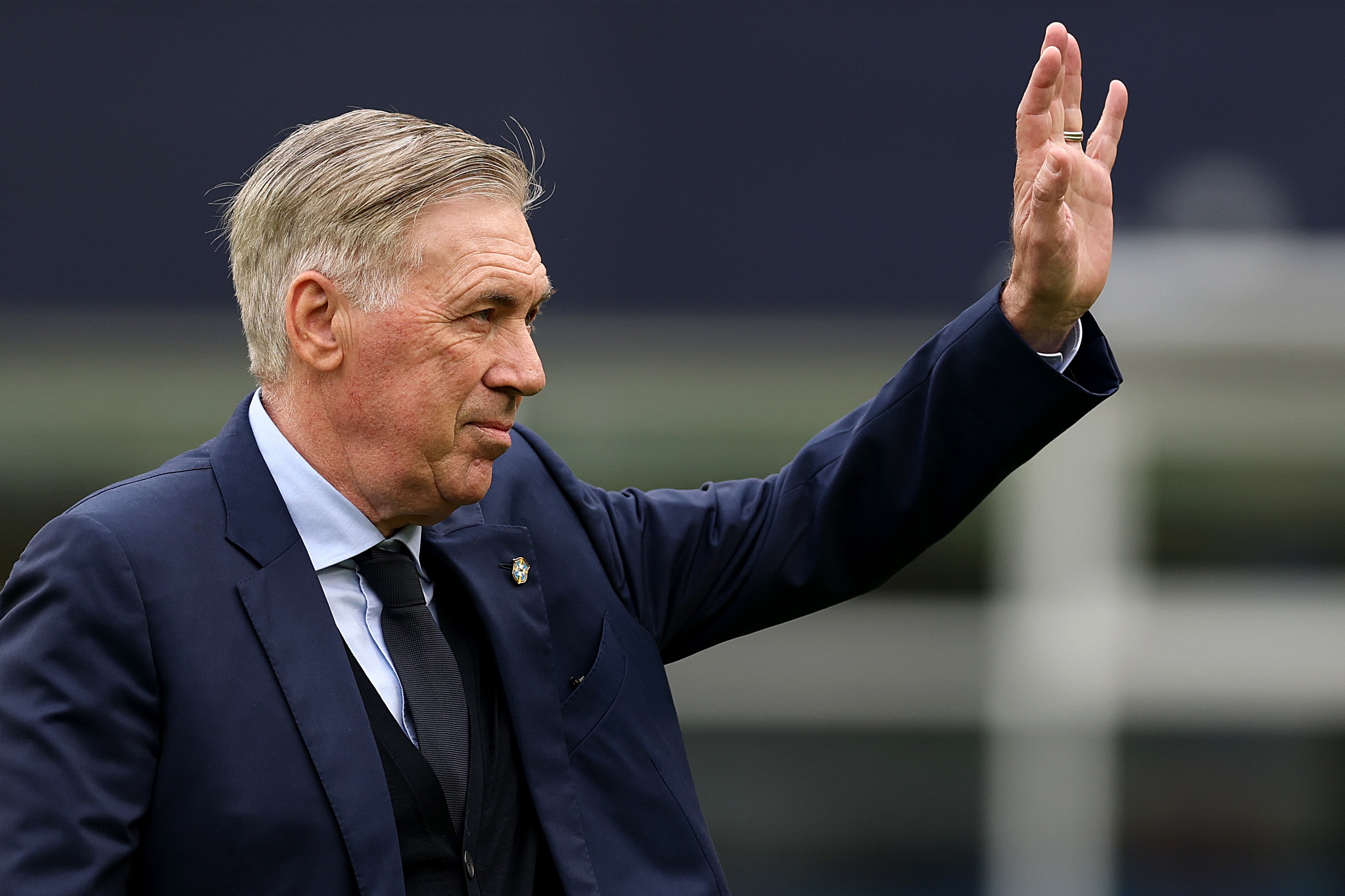 Para azar dos corneteiros, Ancelotti começa a achar um time