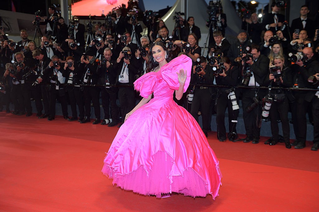 Cannes pinta o tapete vermelho de rosa