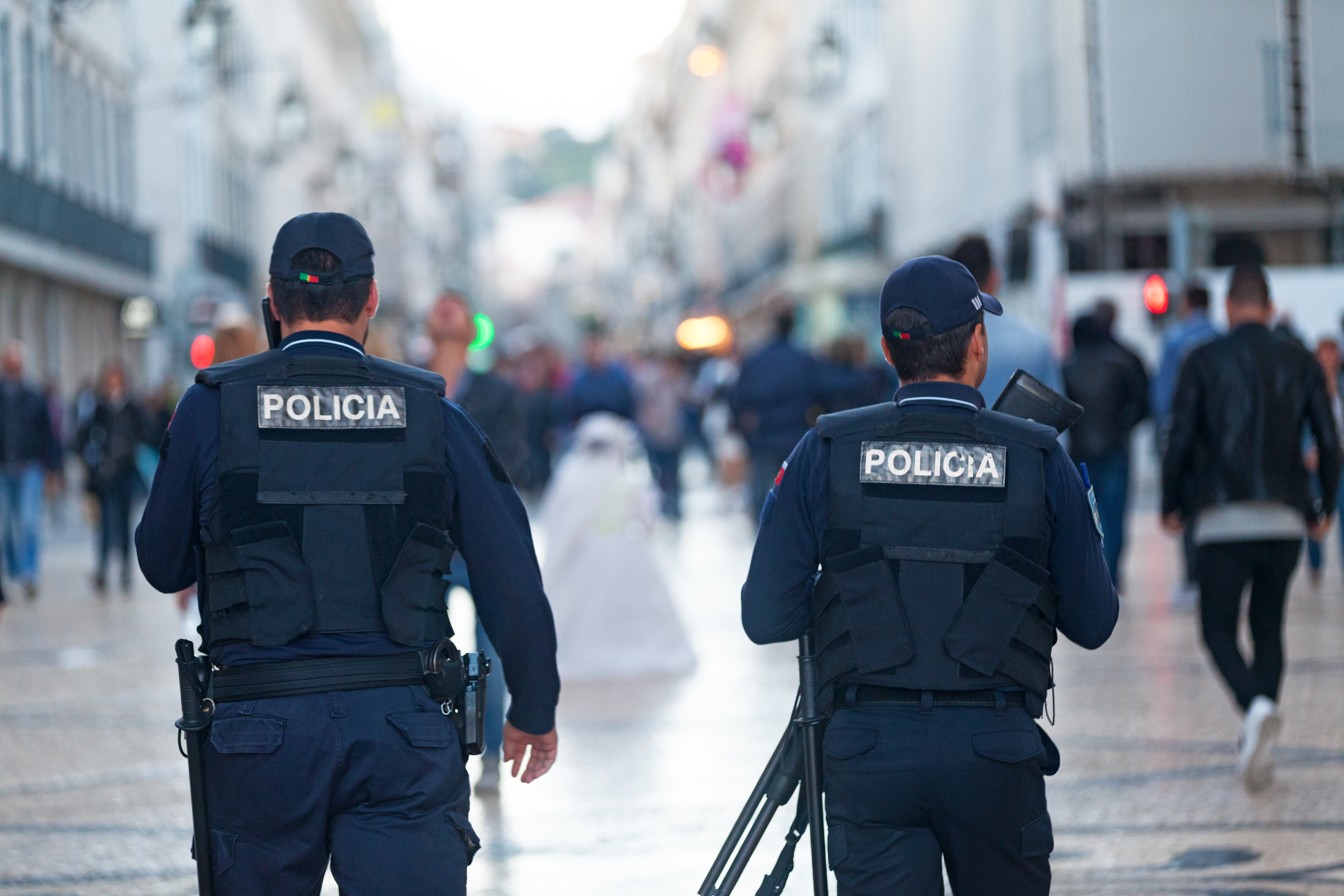 Mais de 15 policiais são presos por suspeita de torturar imigrantes em delegacias em Portugal