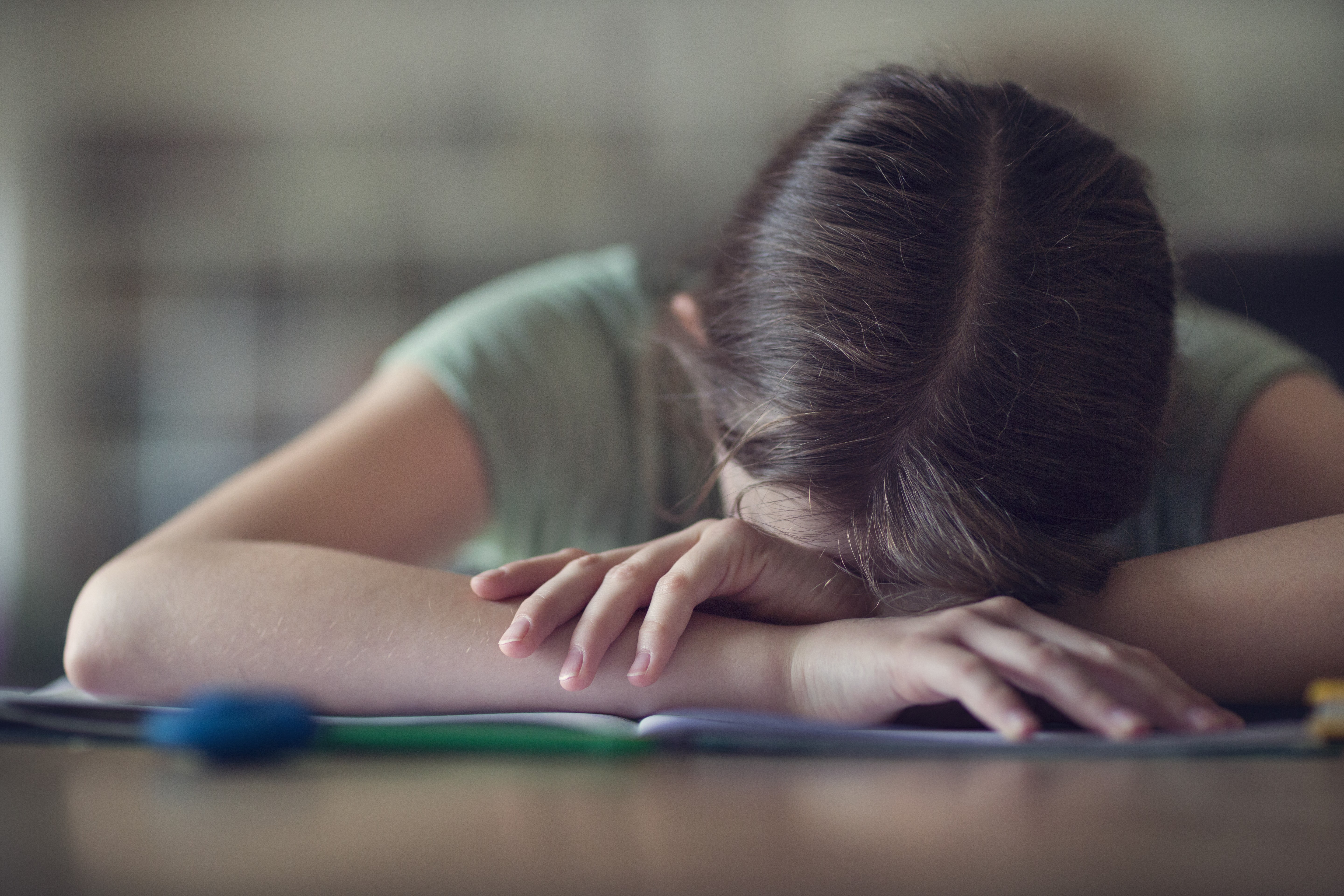 Dor menstrual afeta rotina escolar de 6 em cada 10 alunas no Brasil, aponta pesquisa