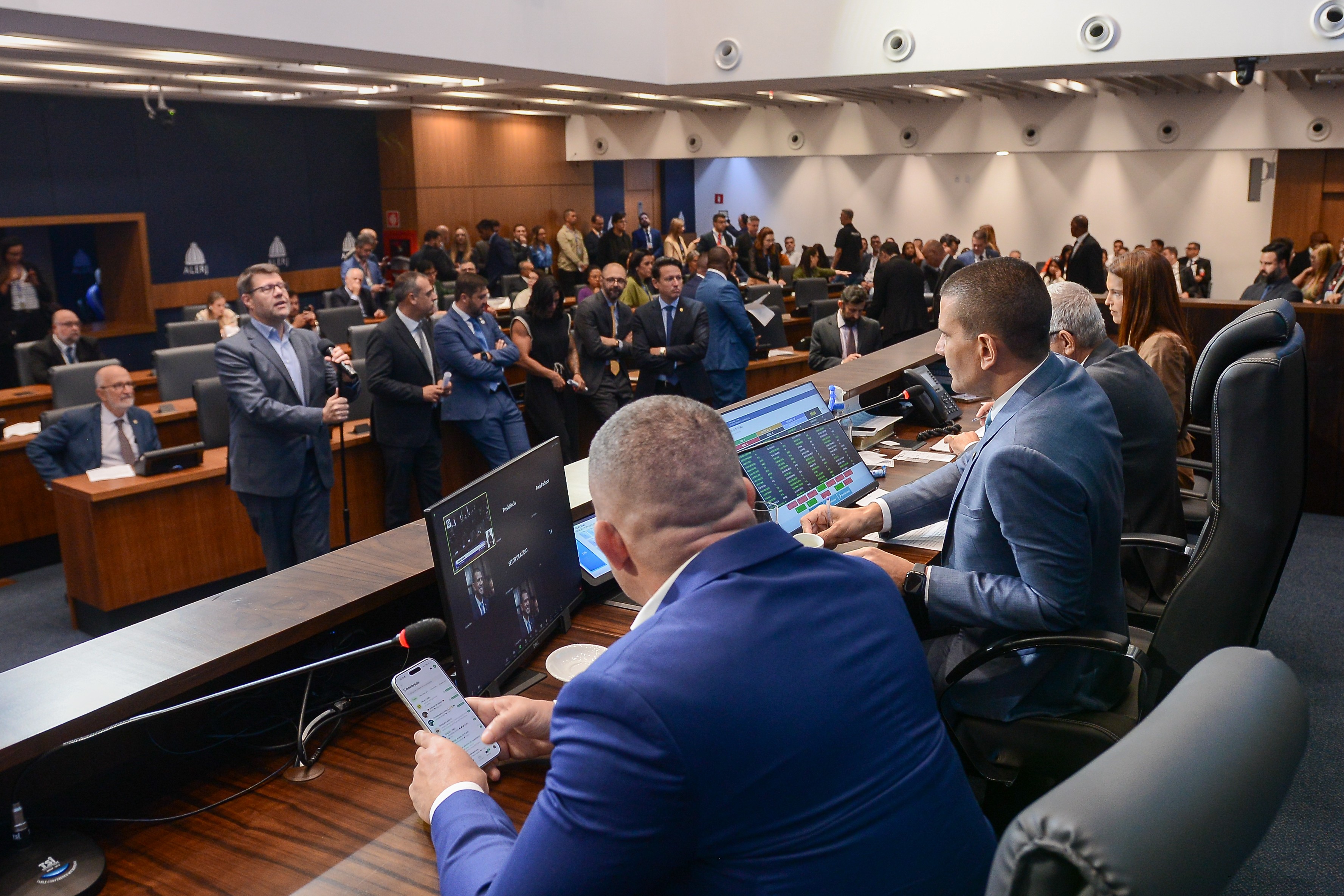 Bolsonaristas reforçam artilharia e ficam com comissão de direitos humanos da Alerj
