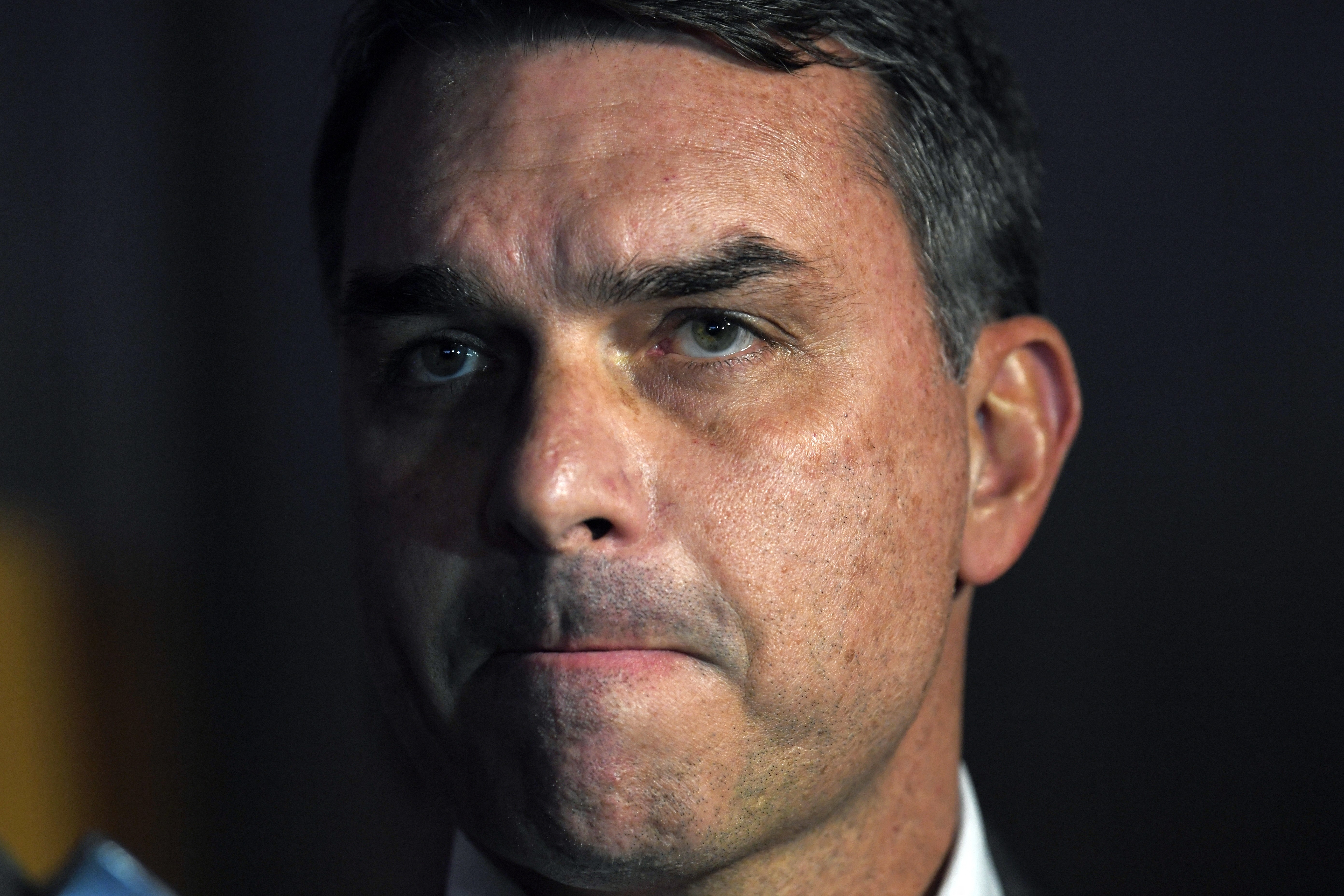 Flávio Bolsonaro admite encontro pessoal com Vorcaro quando ele já estava de tornozeleira eletrônica