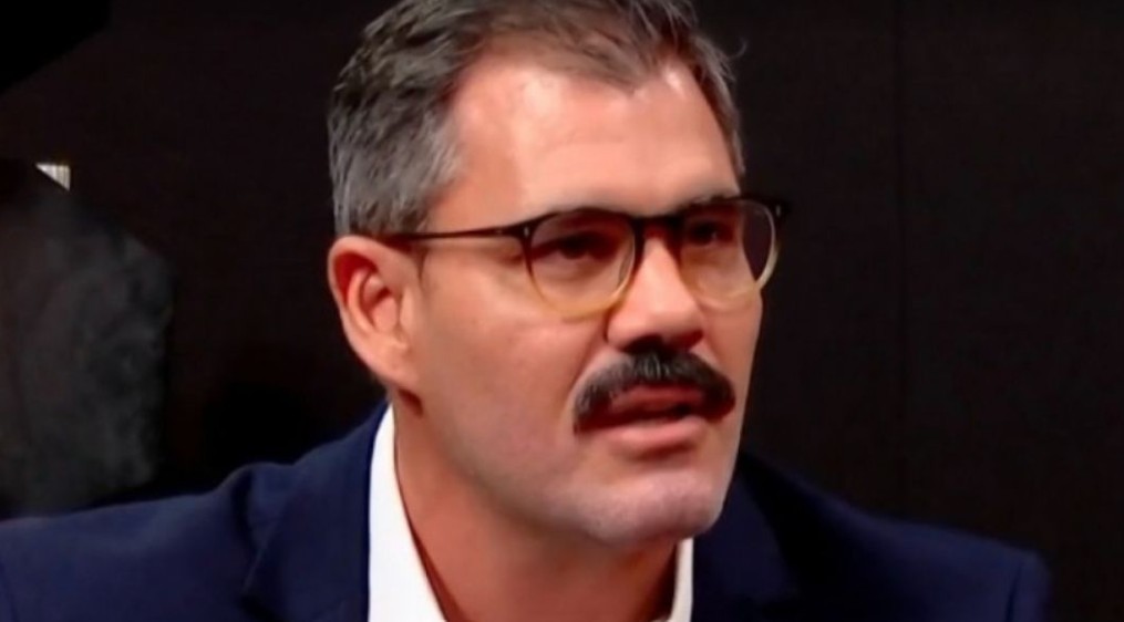 Juliano Cazarré é confrontado por se opor à educação sexual