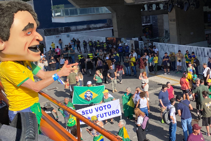 Ato da direita reúne dezenas na Paulista com louvores e parabéns a Flávio Bolsonaro