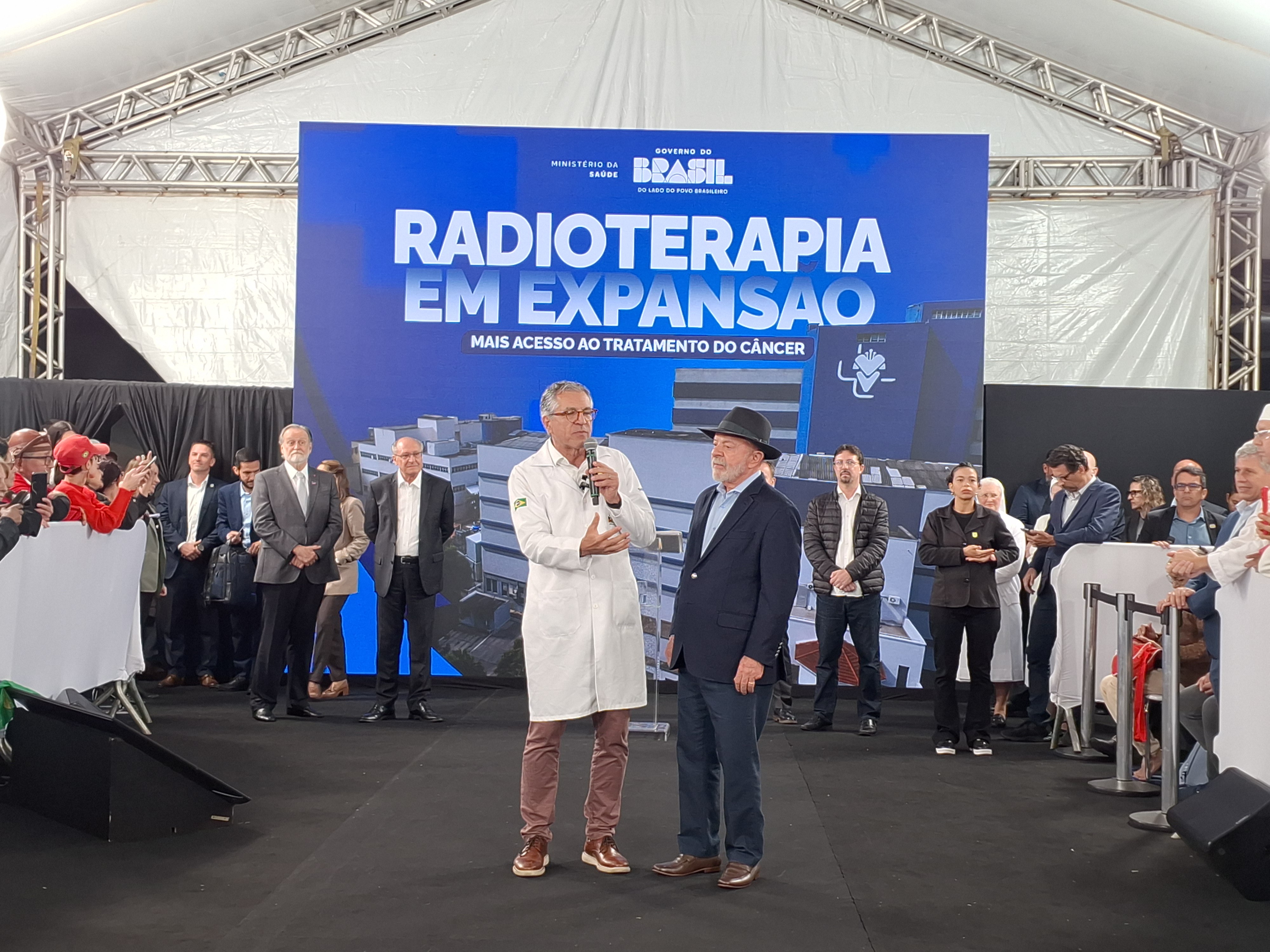 ‘Radioterapia mais moderna do que aquela que faço’, diz Lula sobre novo aparelho no SUS