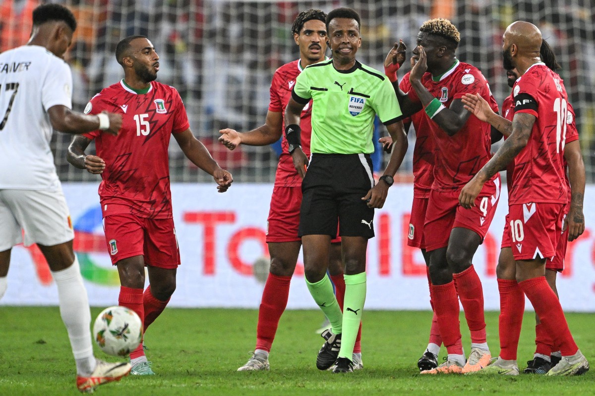 Uefa faz convite a árbitro somali que teve entrada nos EUA negada pelo governo Trump