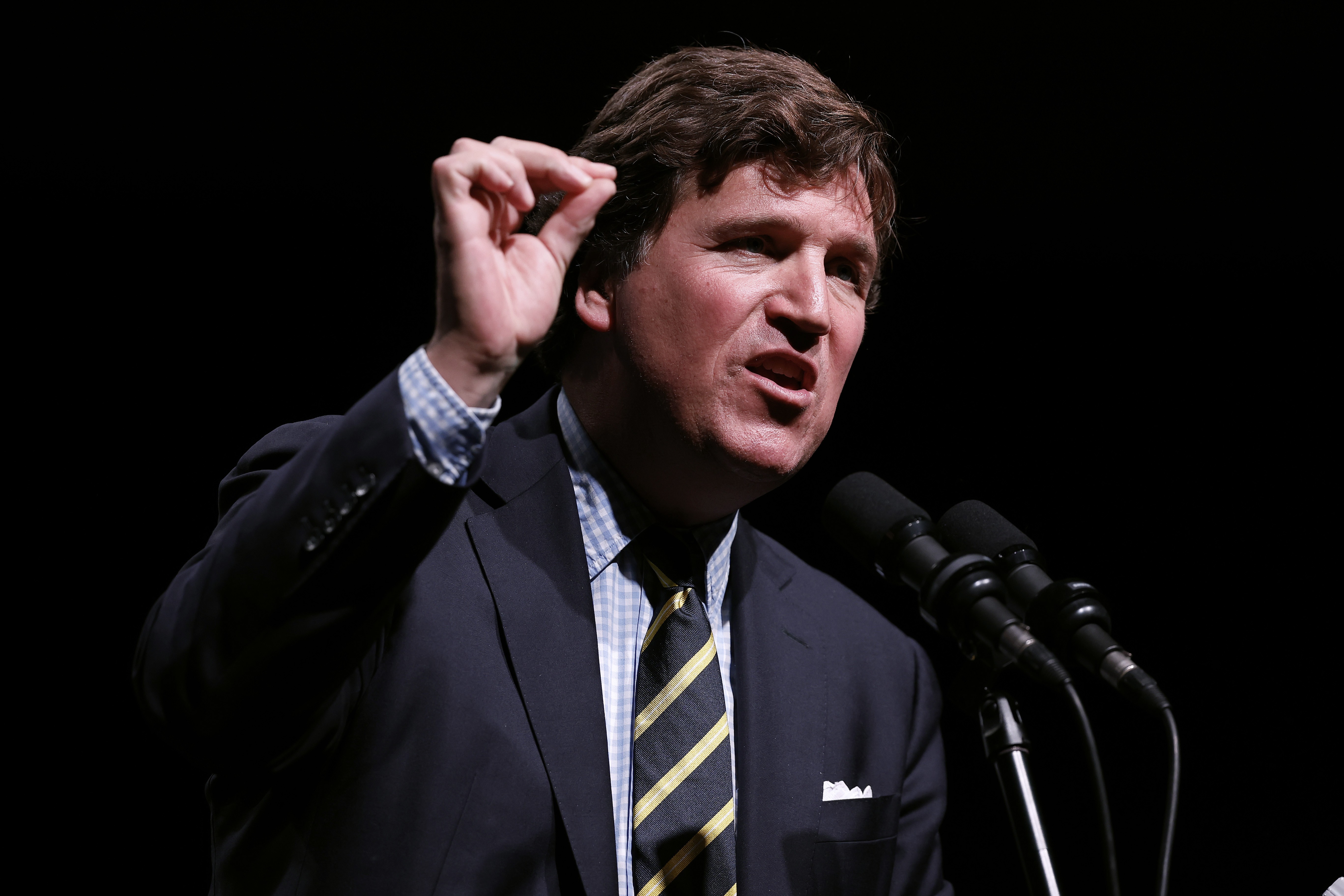 Tucker Carlson avança no racha com a direita e rompe com republicanos