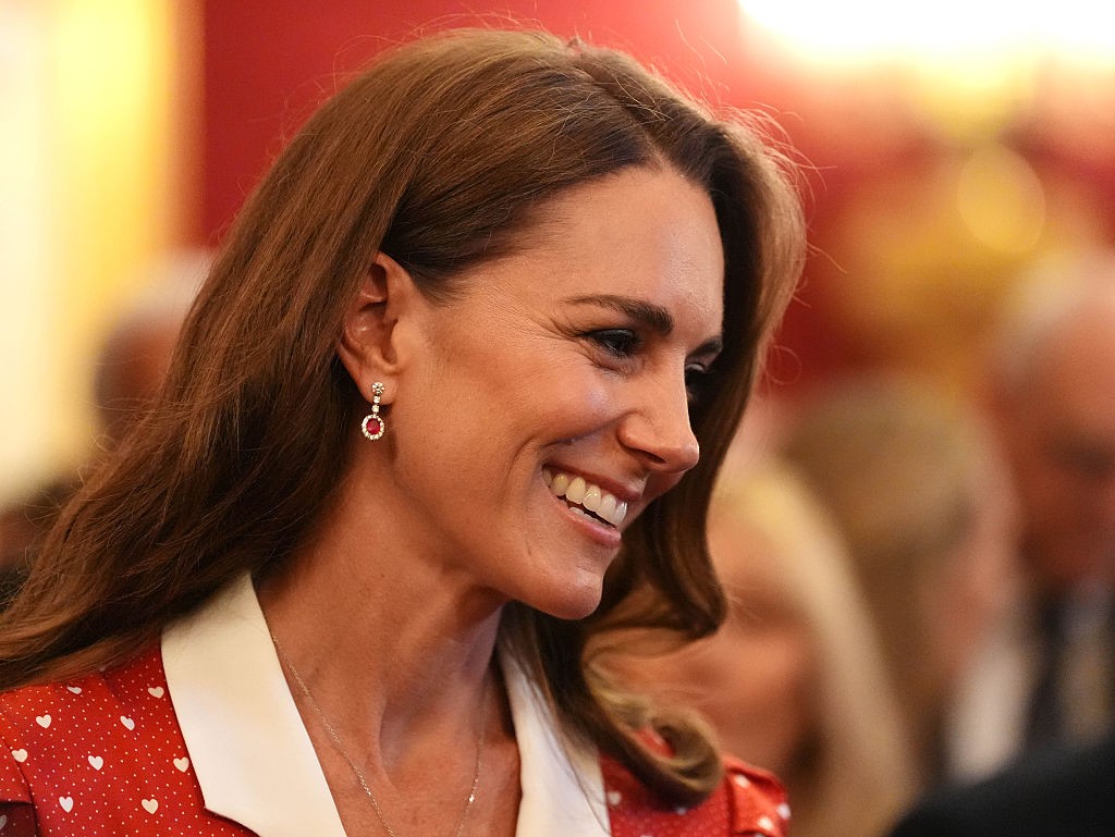 Como Kate Middleton transformou dois vestidos em mensagens de acolhimento?