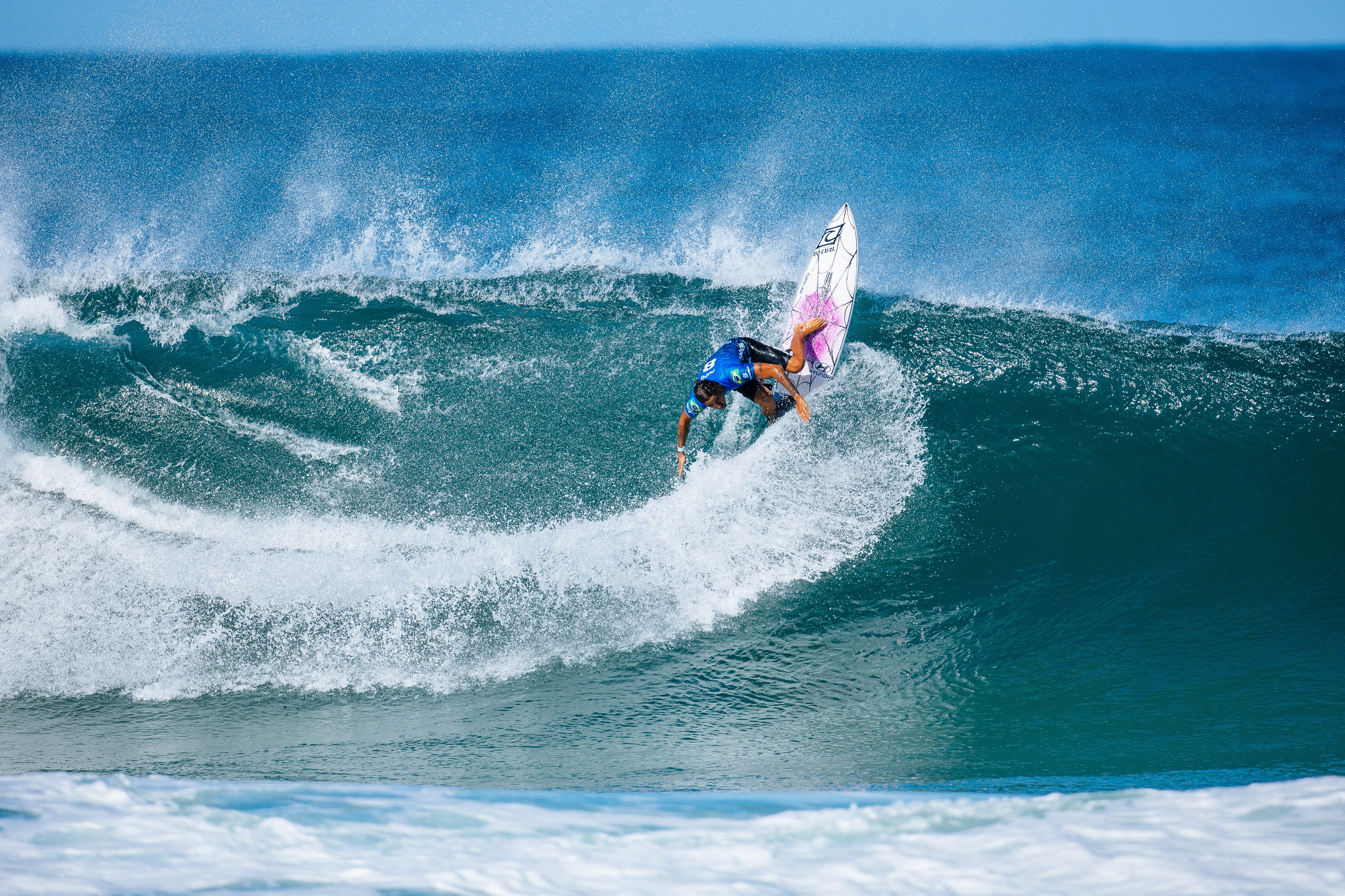Quatro brasileiros avançam no Mundial de Surfe após prova em Saquarema