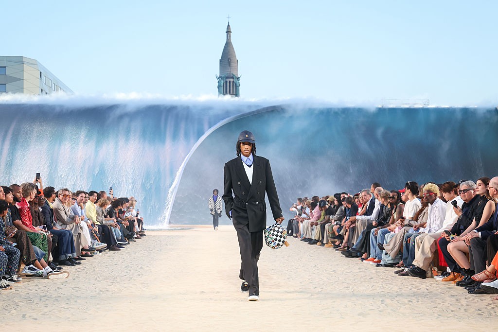 Paris sob 40 graus: a moda masculina troca o excesso pela leveza