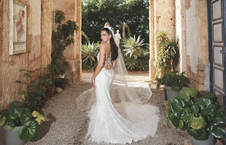 Como Dua Lipa transformou seu casamento em uma vitrine de tendências?