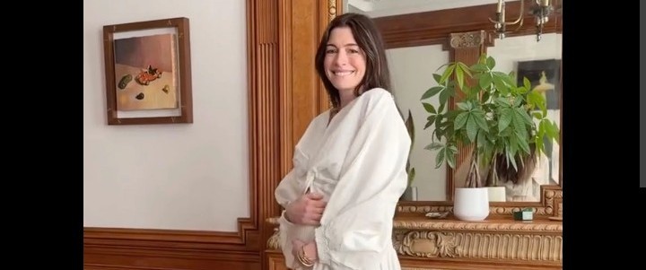 Anne Hathaway grávida: como um vestido redefine a moda gestante de luxo?