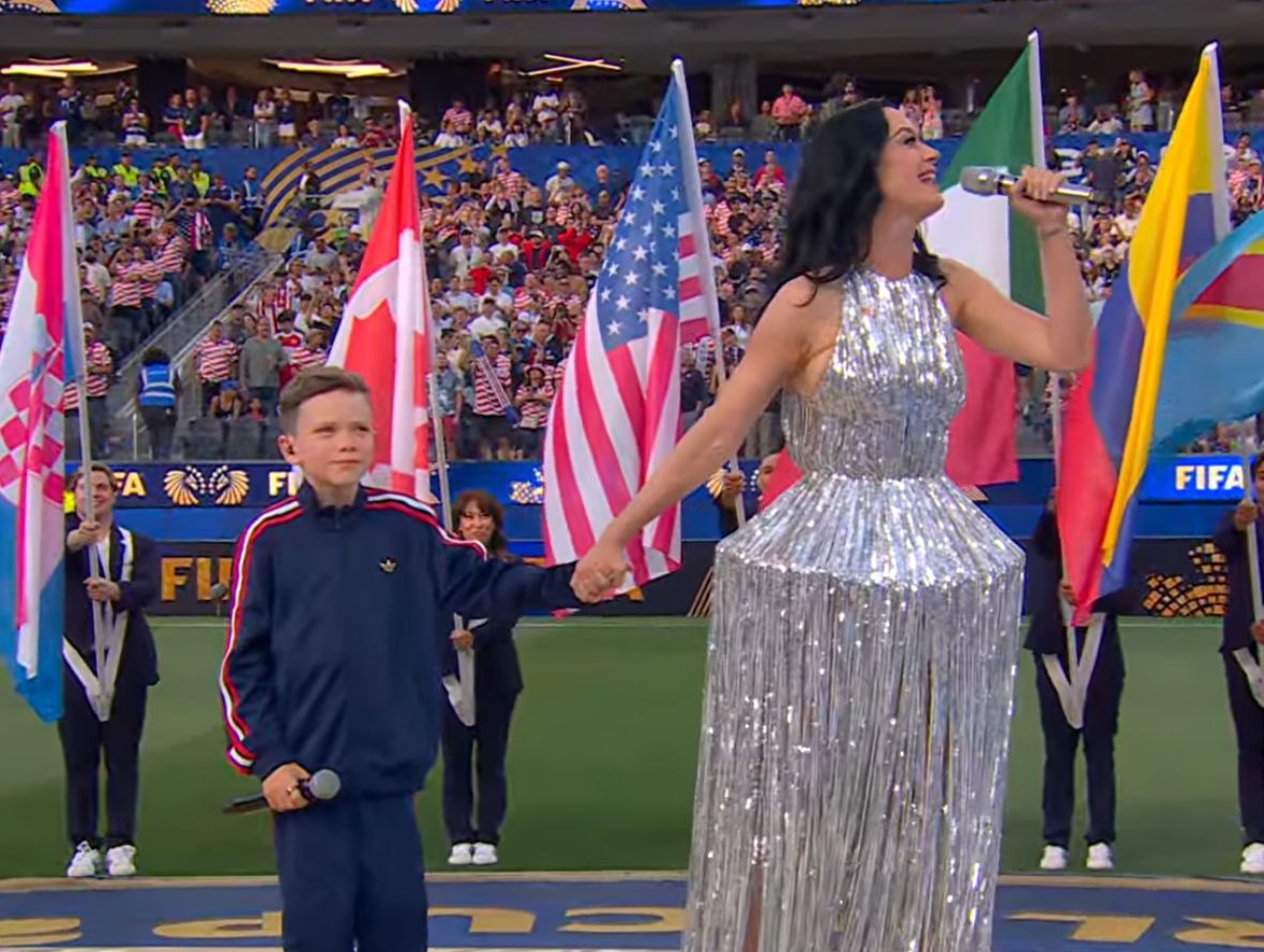 O menino norueguês que cantou com Katy Perry na Copa