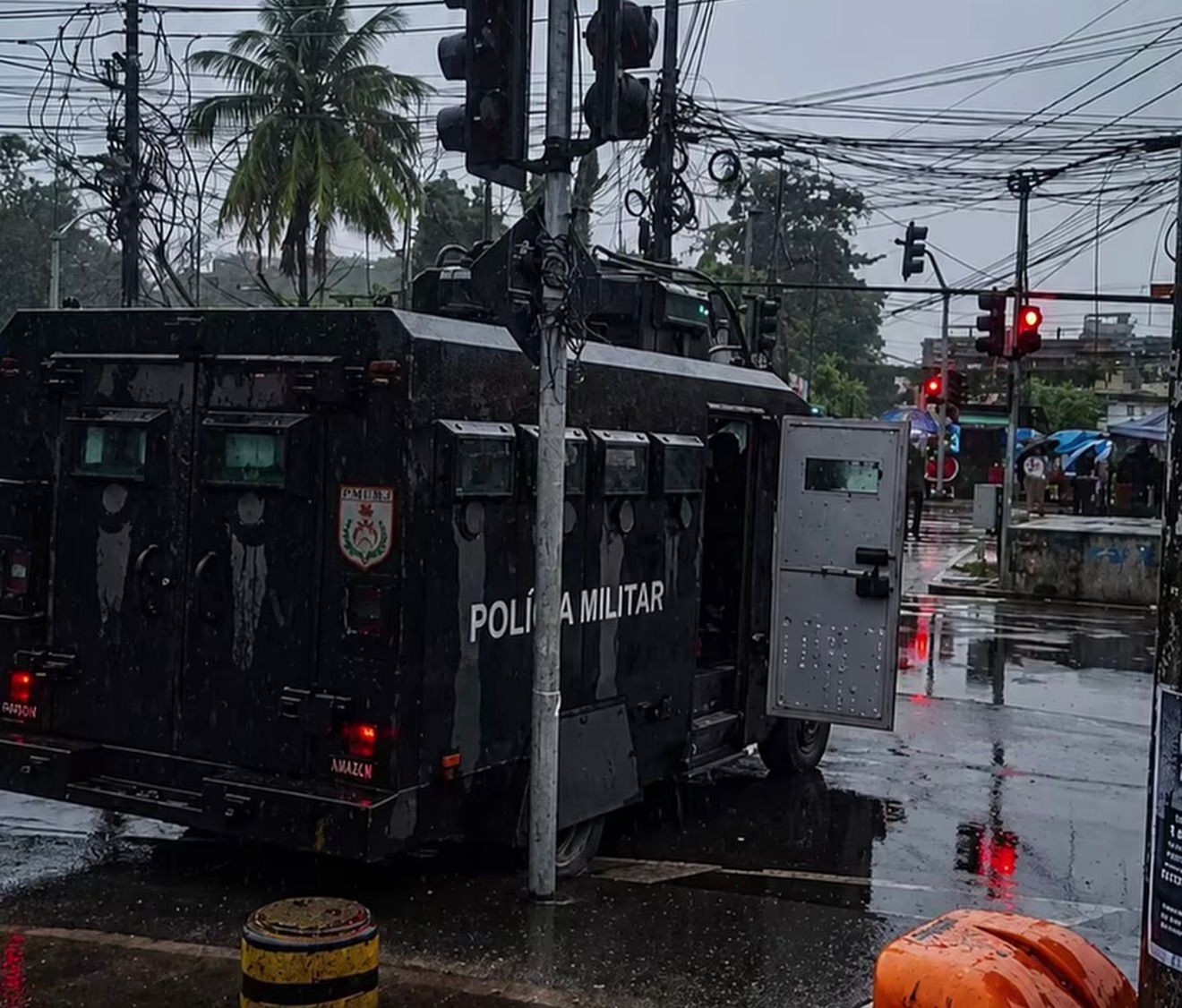 Sob intenso tiroteio, guerra entre CV e milícia chega ao 10° dia em Rio das Pedras; veja vídeo