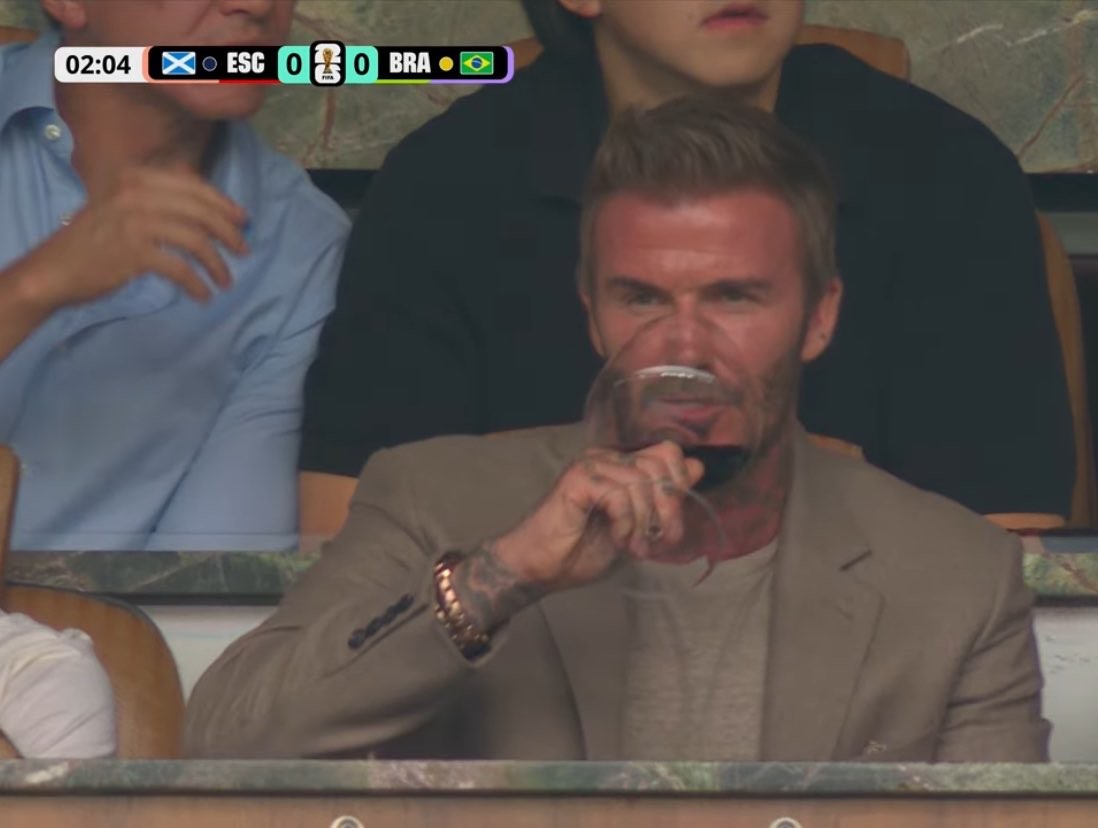 Embaixador de marca de cerveja, David Beckham se rende a vinho em jogo do Brasil
