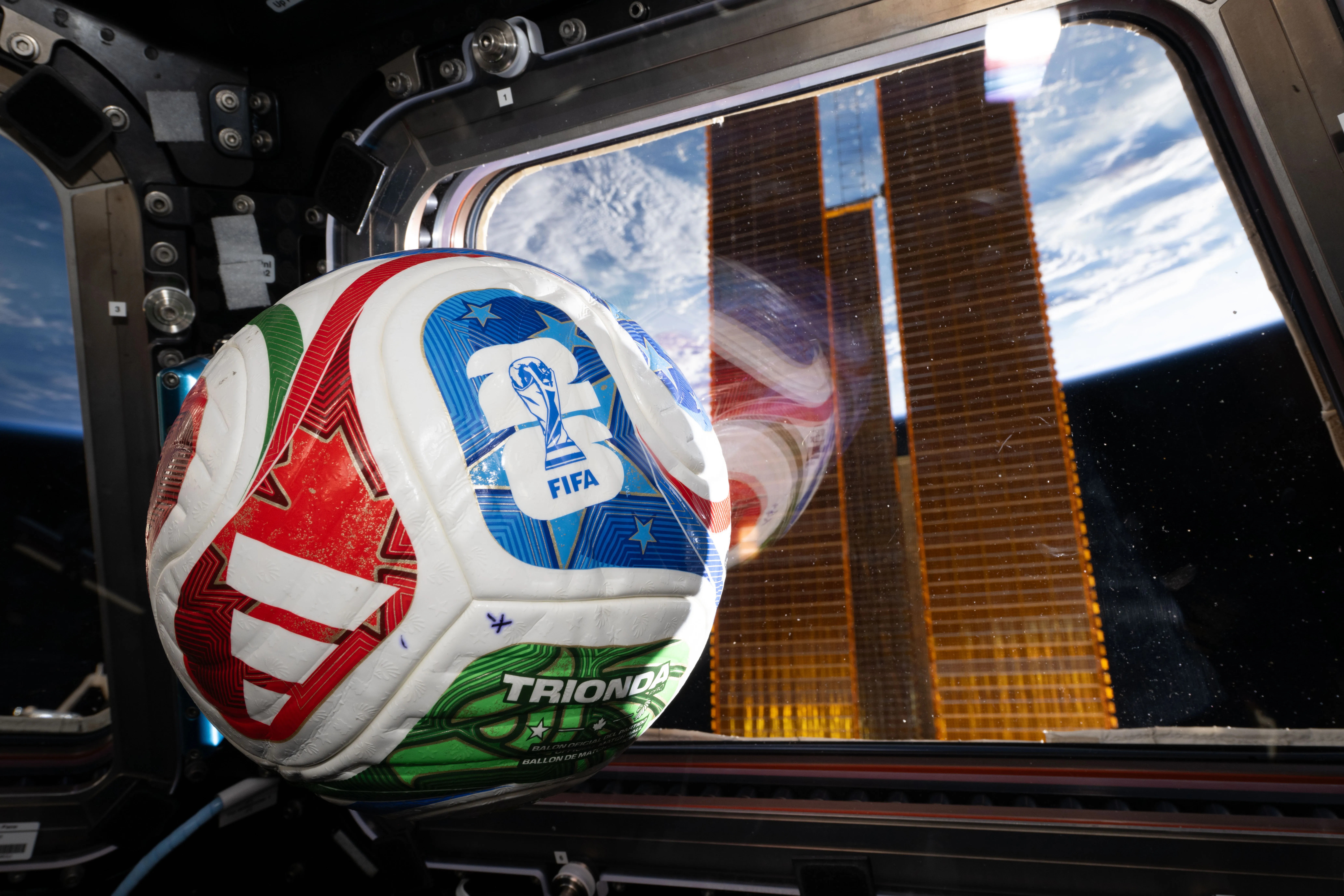 Futebol no espaço: astronautas jogam ‘altinha’ com bola da Copa na Estação Espacial