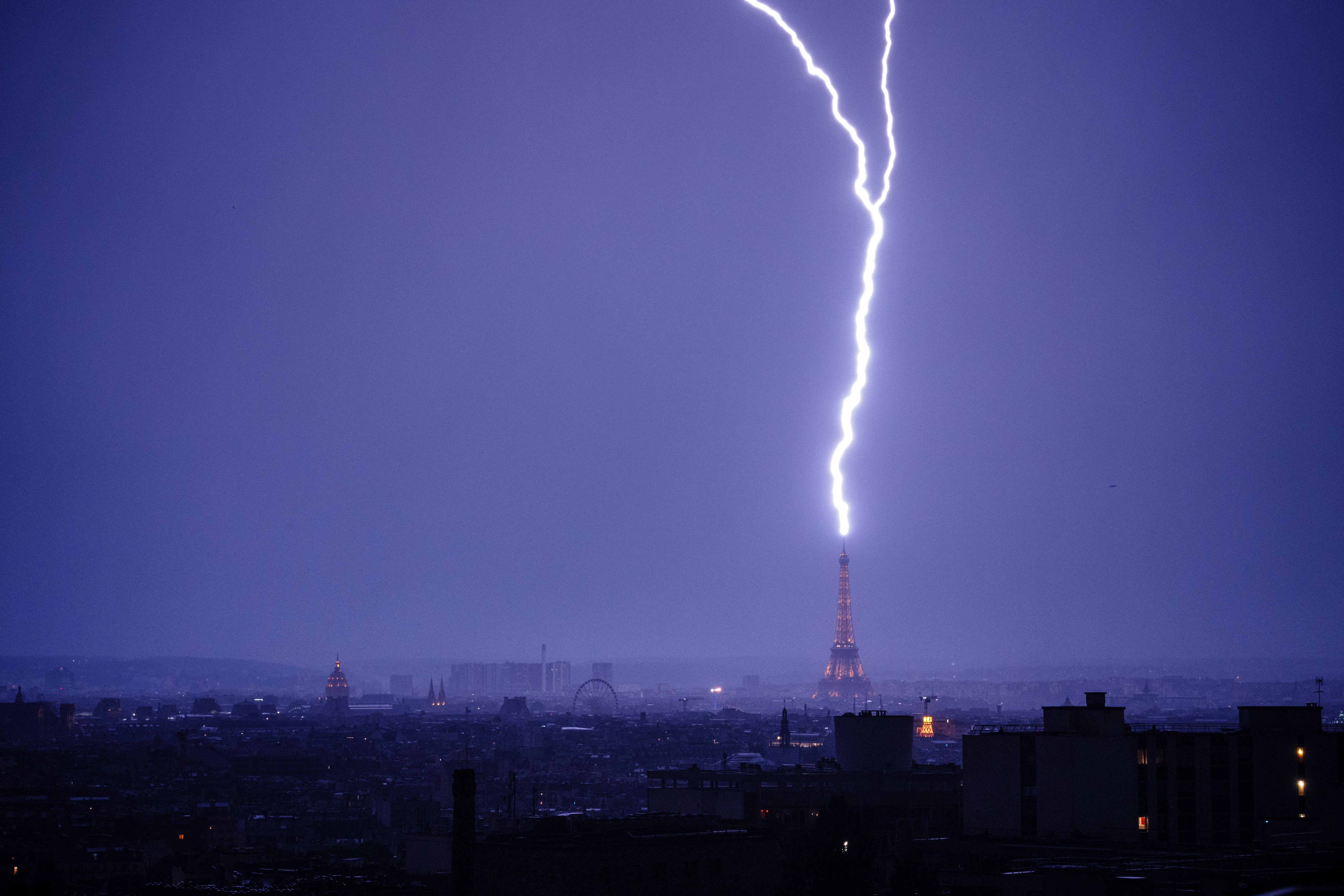 Raio atinge Torre Eiffel durante uma tempestade em Paris