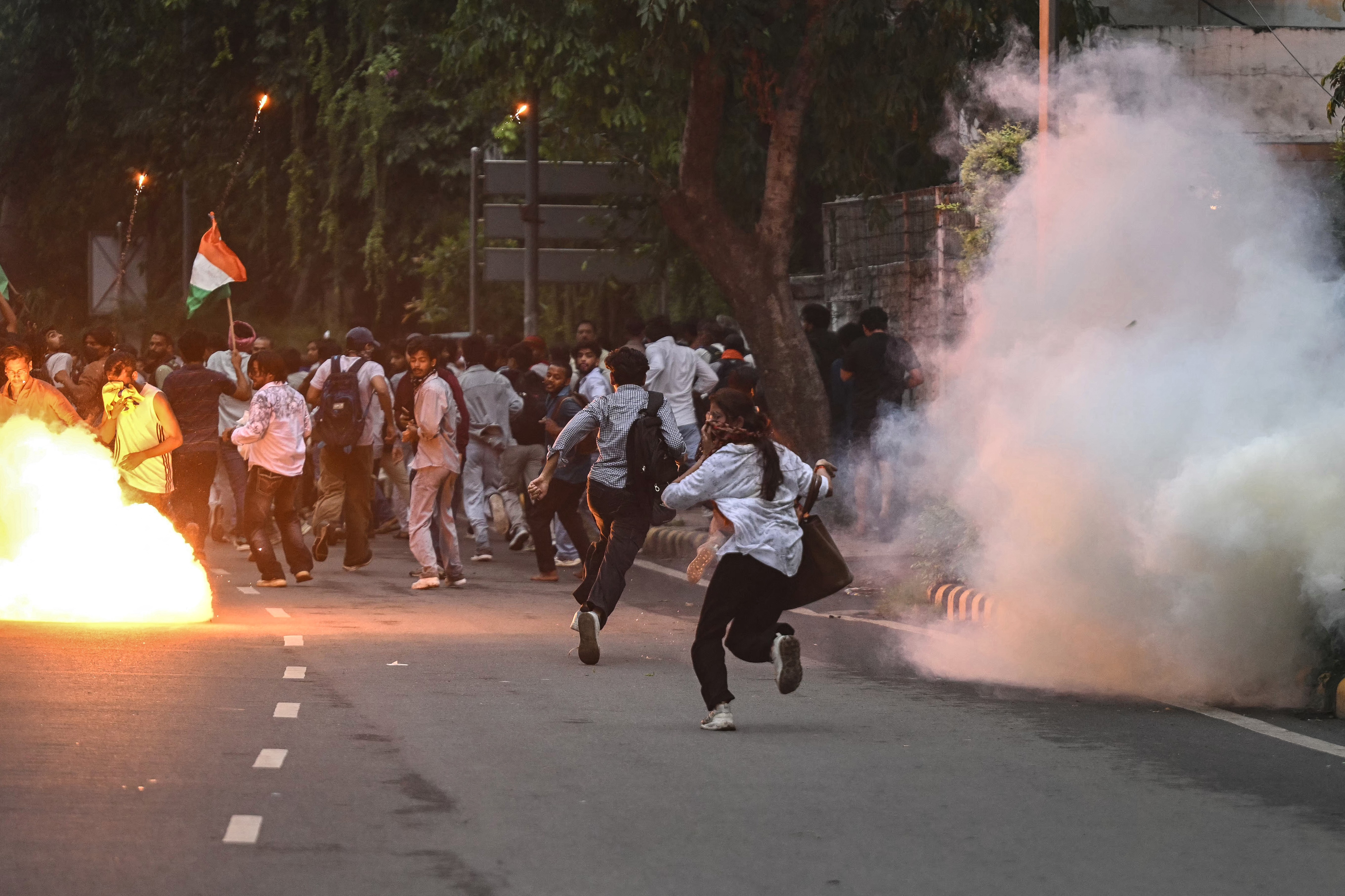 Movimento ‘das baratas’ protesta contra governo da Índia e entra em confronto com a polícia