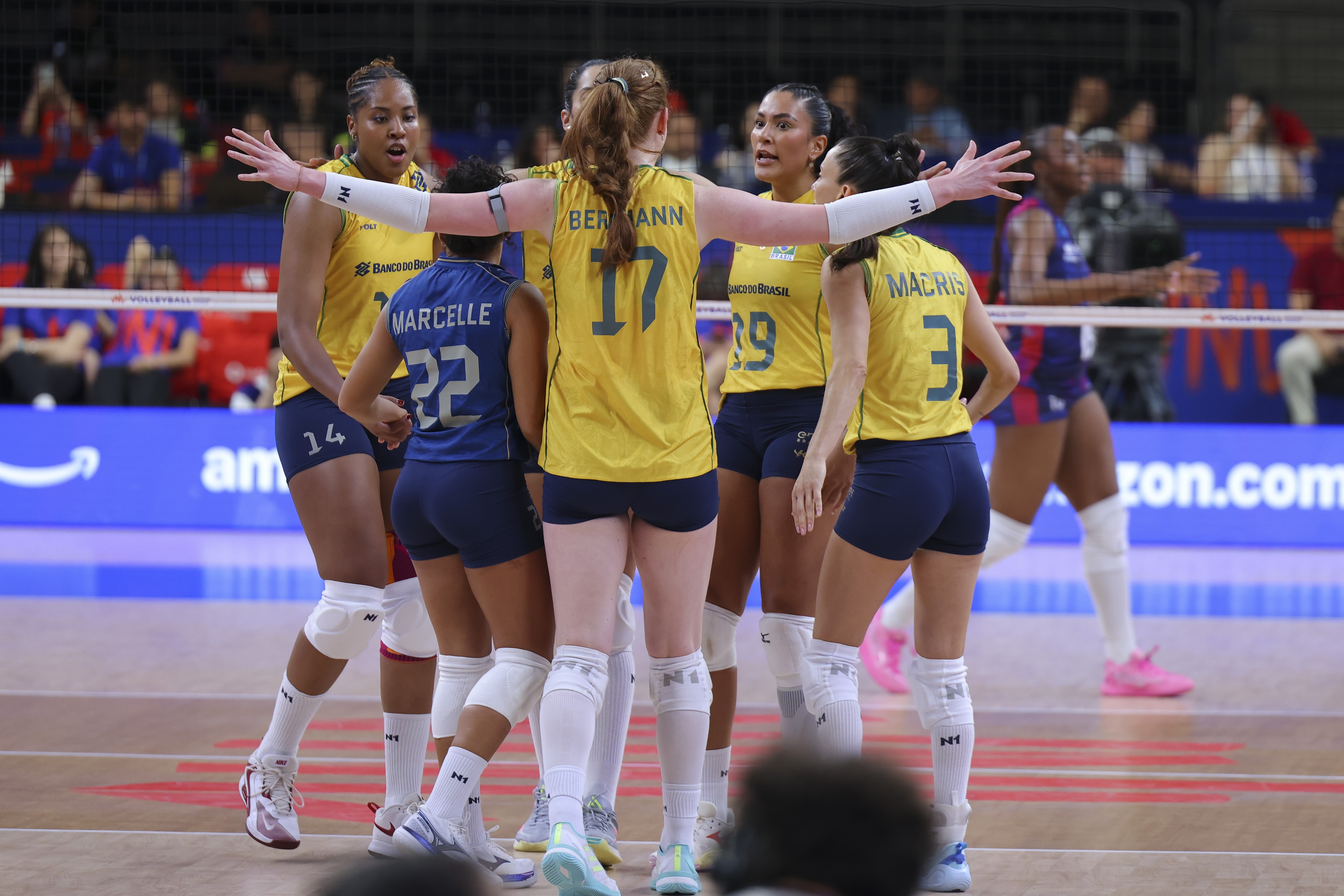Seleção brasileira feminina de vôlei bate o Japão e se classifica para semifinal da VNL
