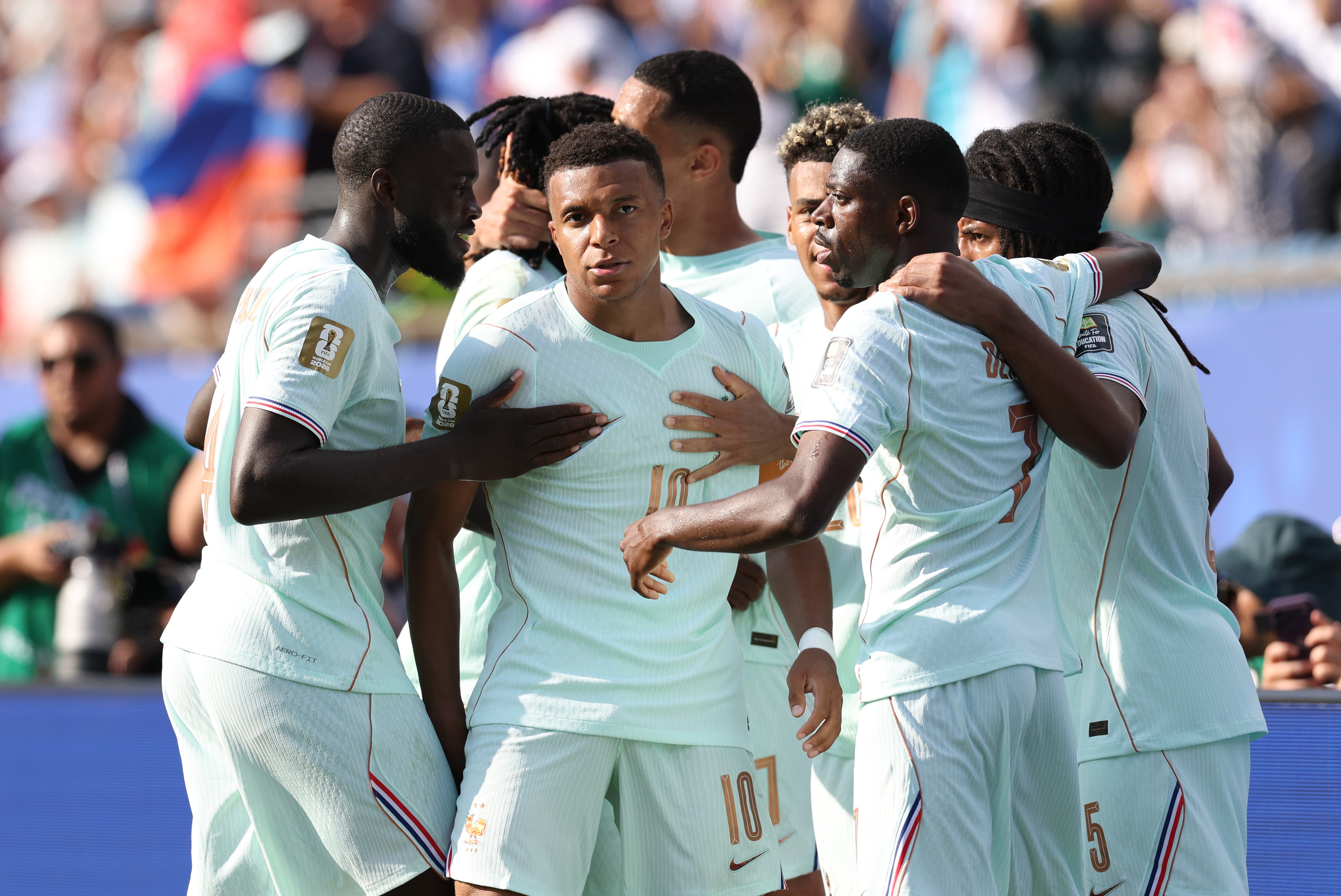 Os ataques racistas contra Kylian Mbappé, segundo Jeffrey Wright