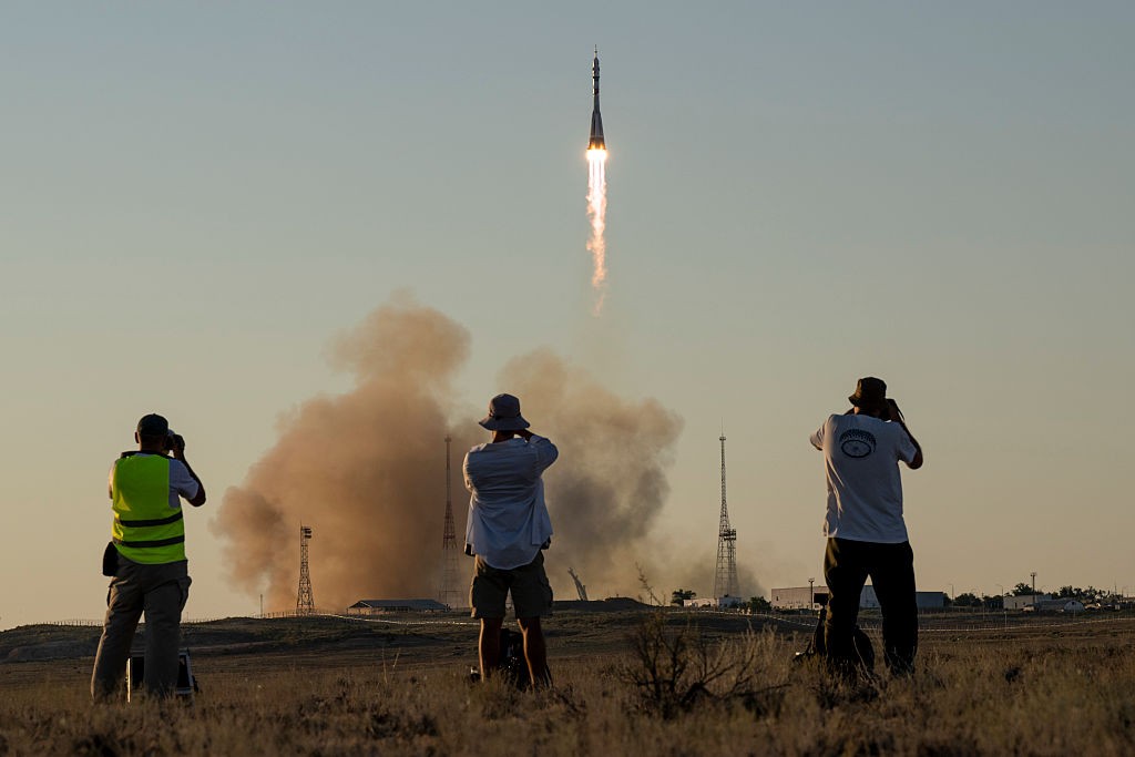 Rússia lança três astronautas em direção à Estação Espacial Internacional