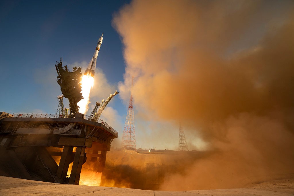 Nova equipe de astronautas chega à Estação Espacial Internacional