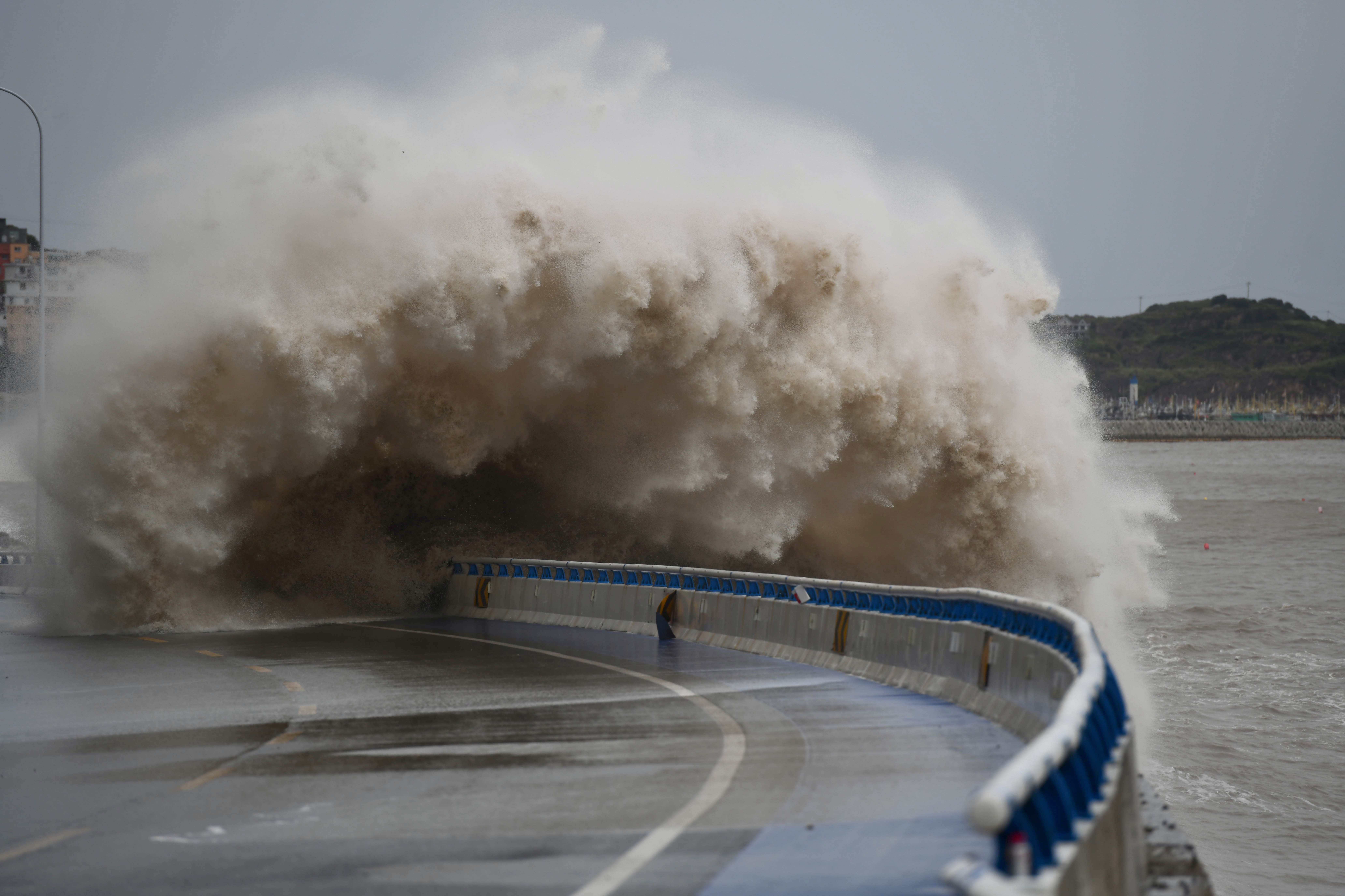 Vídeo: Com ventos de 145 km/h, supertufão Bavi atinge China e força evacuação de 2 milhões