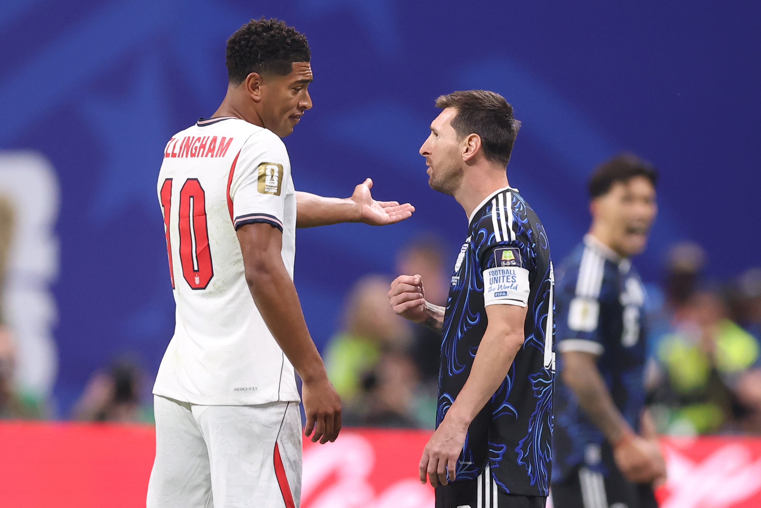 Quem vai à Argentina ou à Inglaterra: a crase explica melhor que a bola