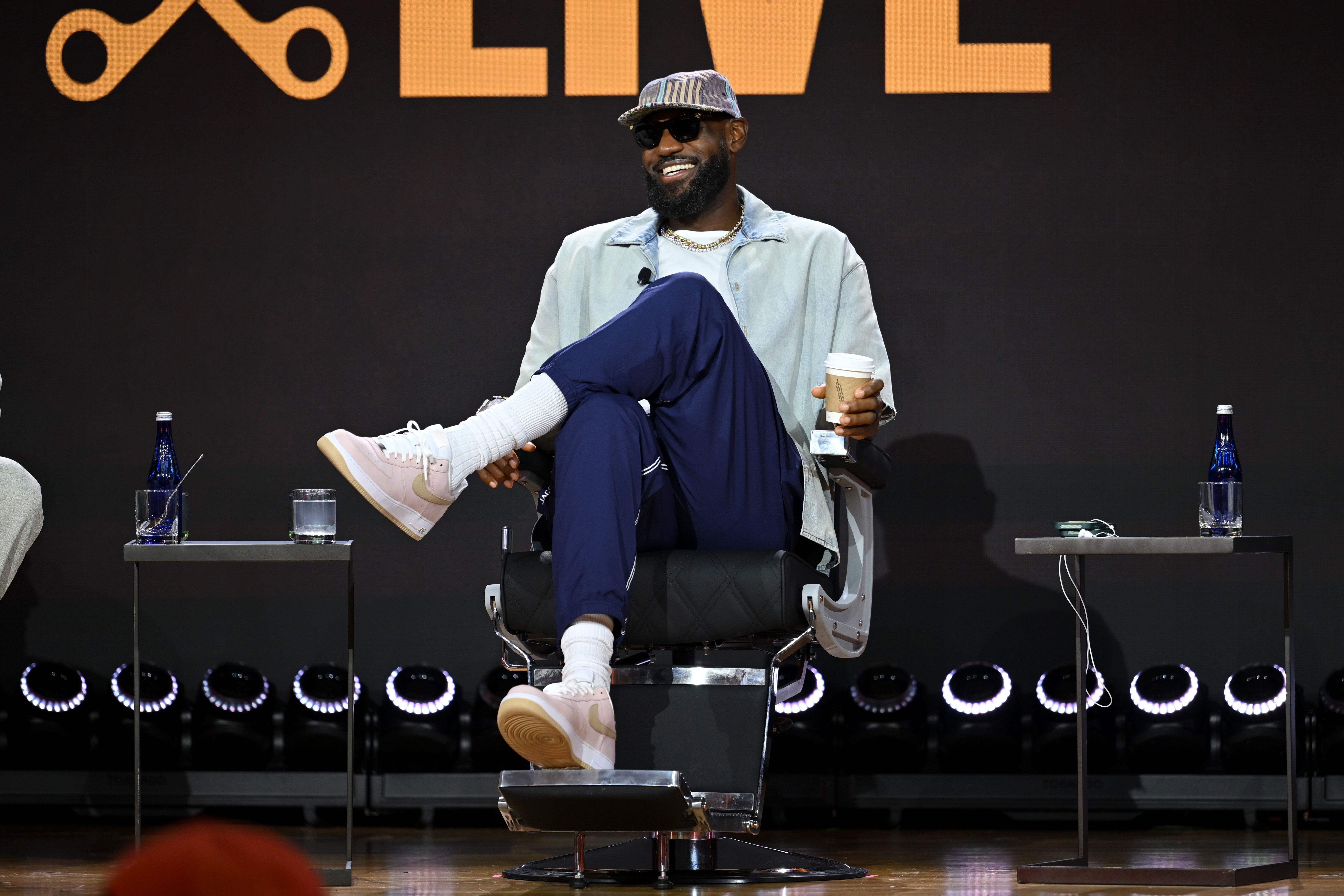 A última dança: LeBron James decide continuar jogando e defenderá o Philadelphia 76ers