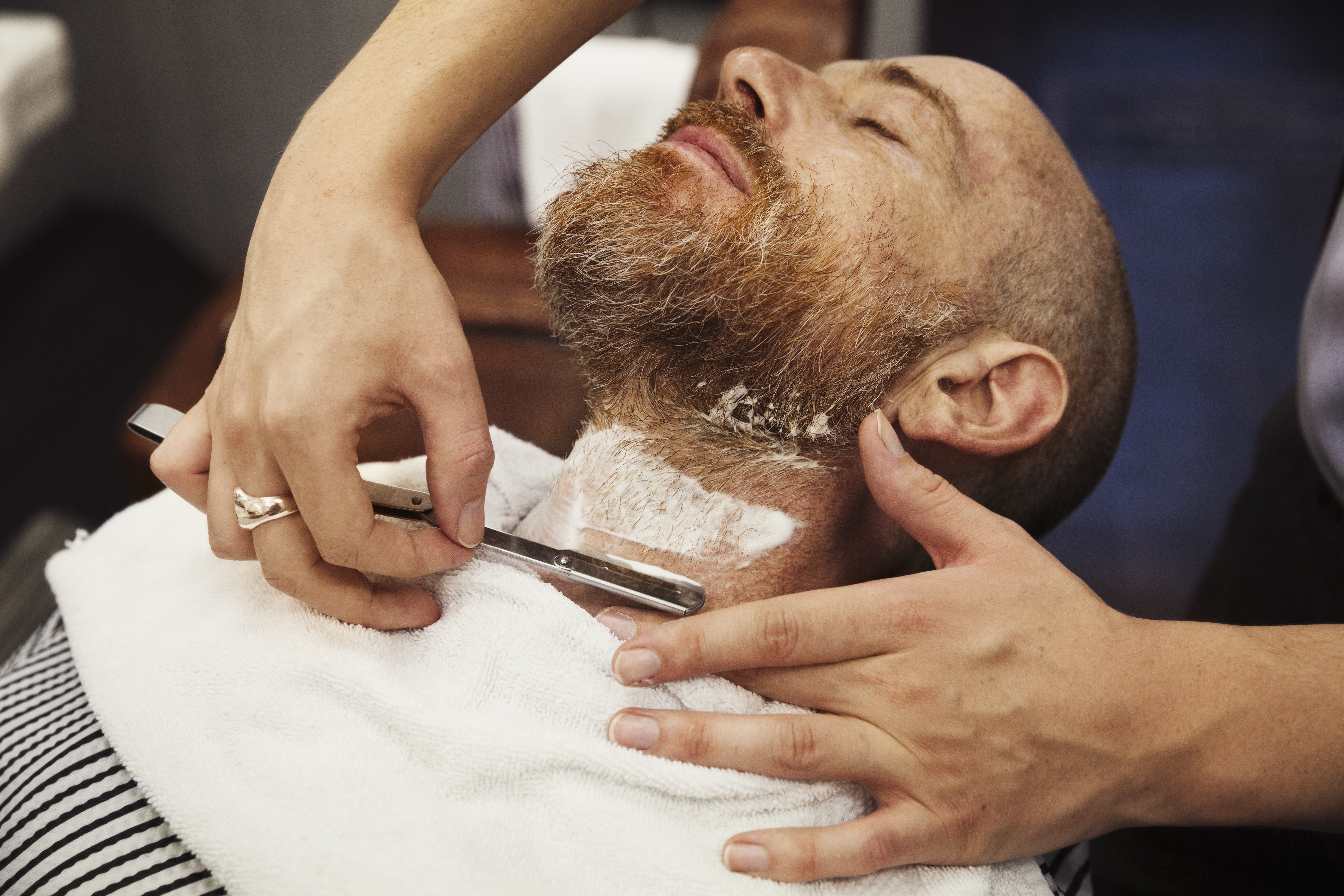 Barbearia nudista: como funciona o espaço que chamou atenção nas redes