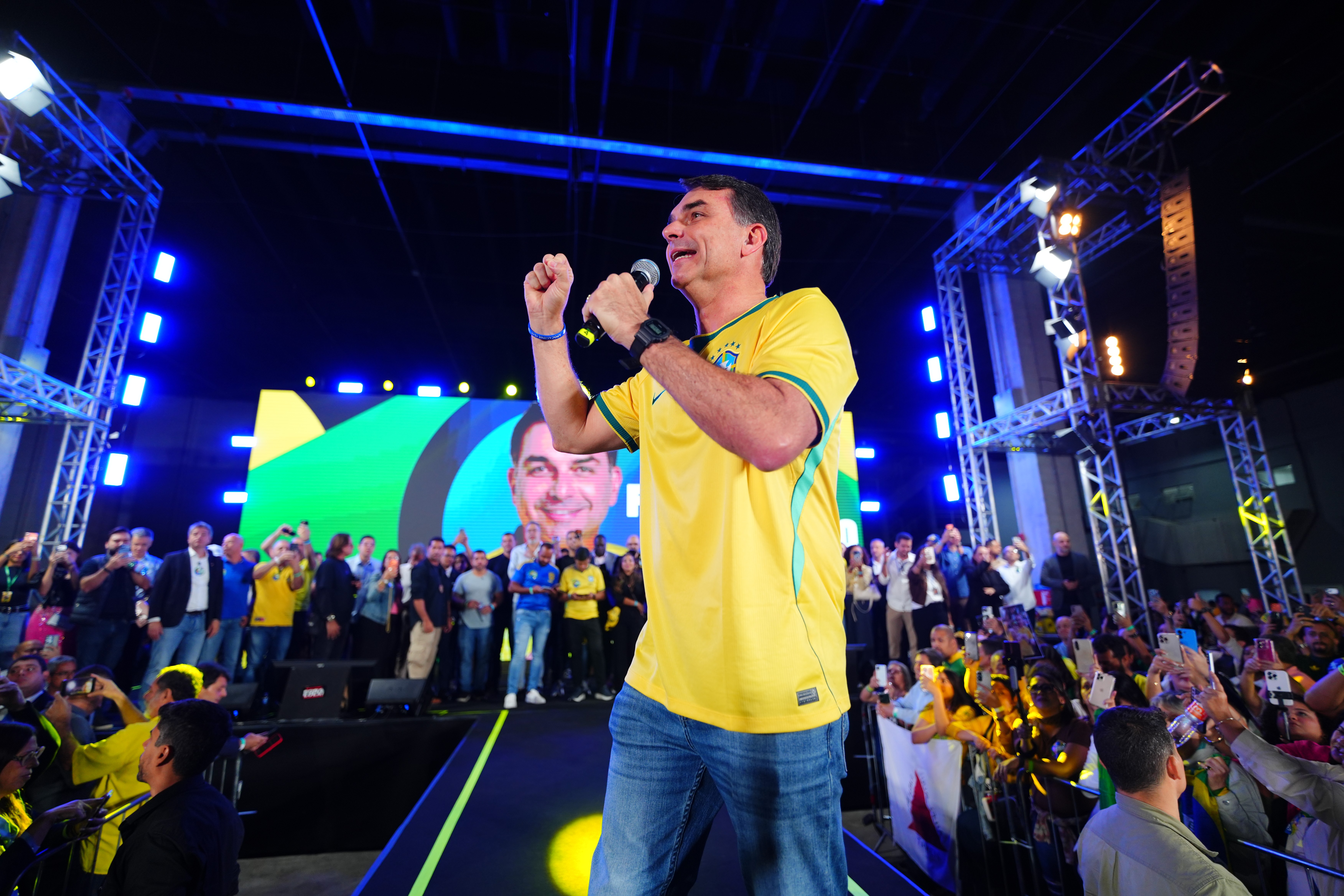 Flávio Bolsonaro quer prisão de servidor da Secom por incentivar fake news sobre Nossa Senhora