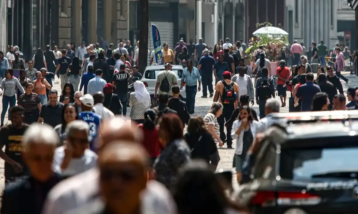 Venda direta vira renda paralela: 76% conciliam atividade com outros trabalhos