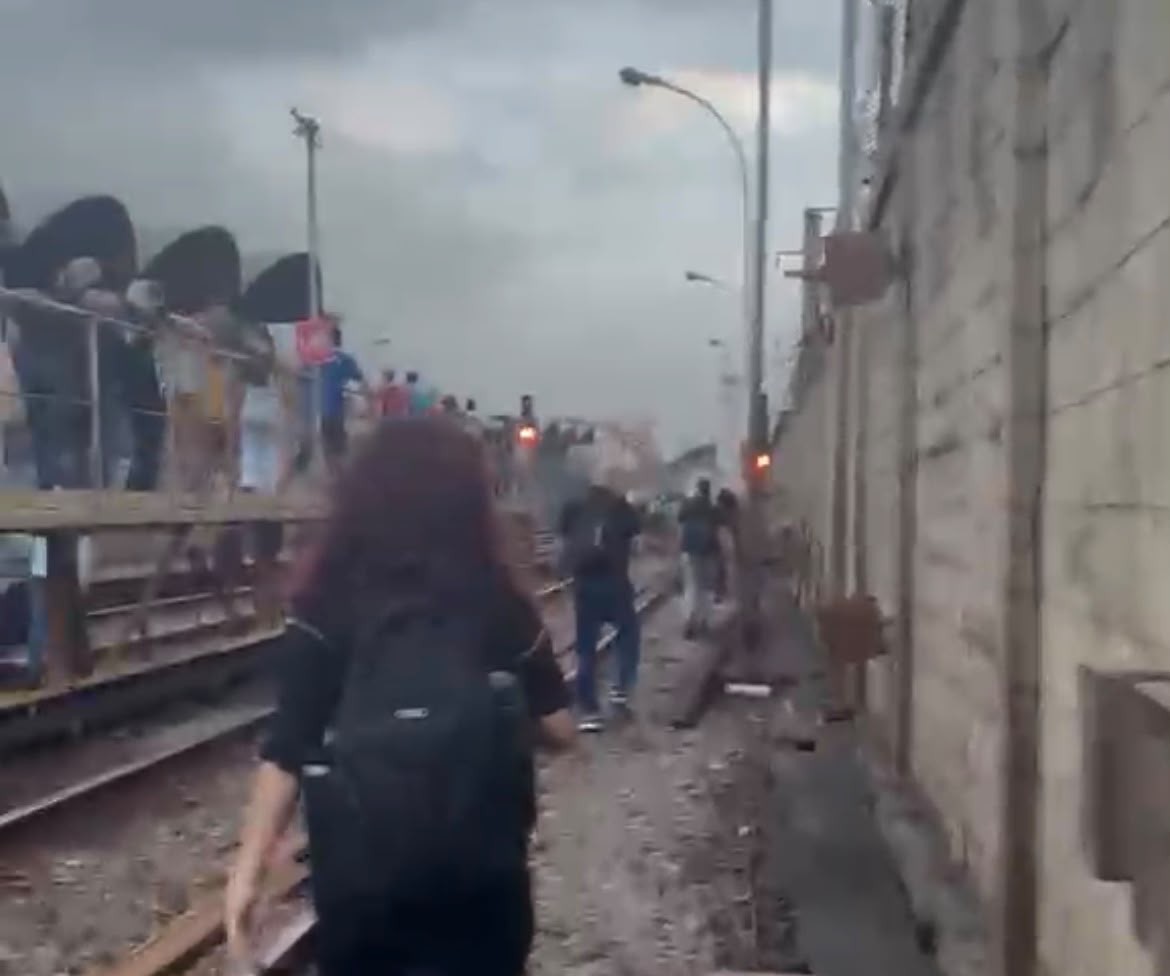 Vídeo: Passageiros são forçados a andar pelos trilhos do metrô em meio a ventos de 90 km/h no Rio