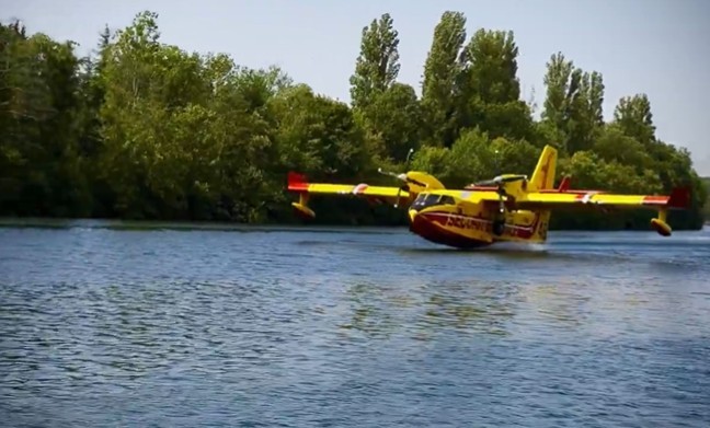 Vídeo: aviões bombeiros pegam água do Sena para tentar apagar megaincêndio ao sul de Paris
