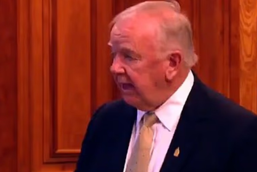 Deputado comete gafe ao ler texto da inteligência artificial em discurso